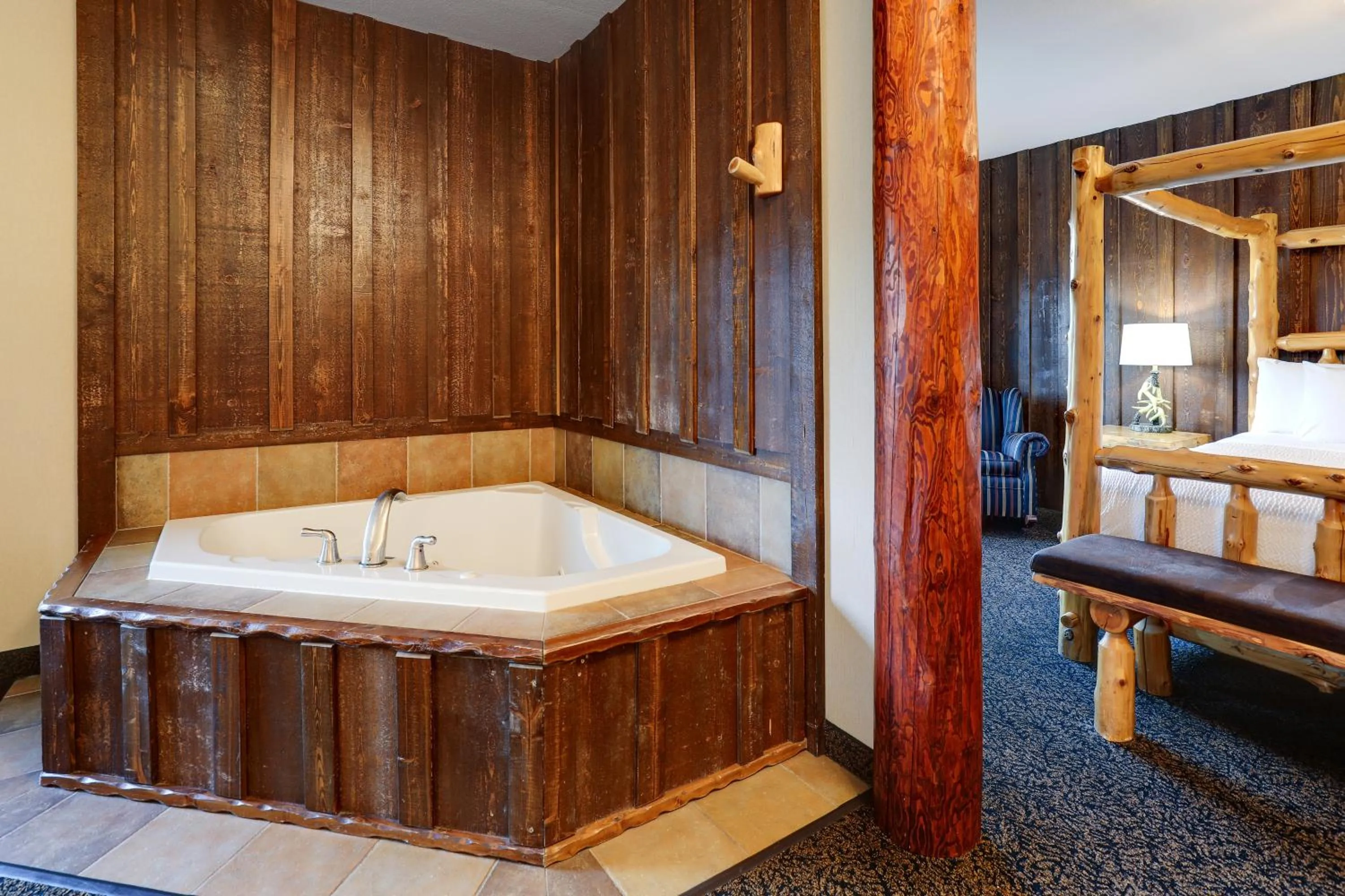 Hot Tub, Bed in Stoney Creek Hotel Sioux City