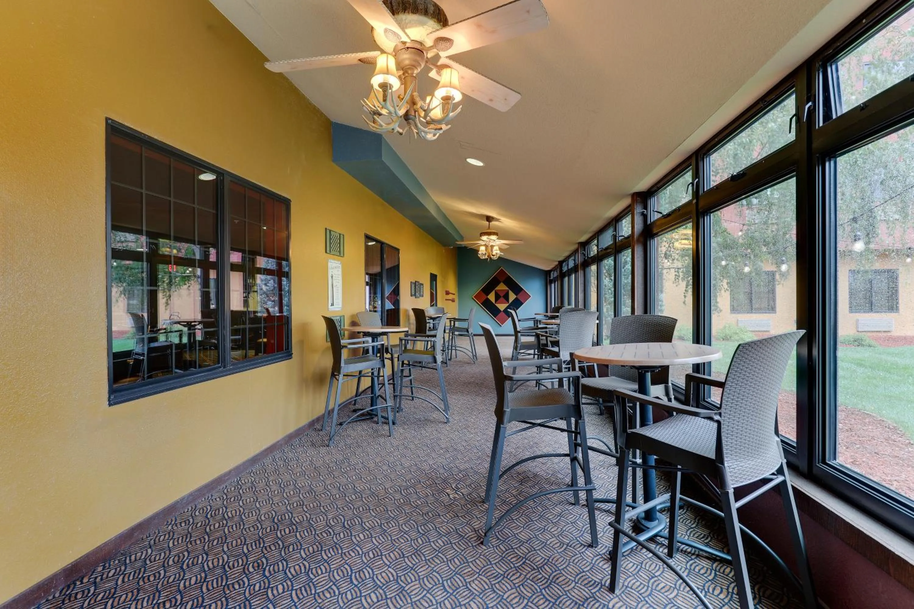 Patio in Stoney Creek Hotel Sioux City