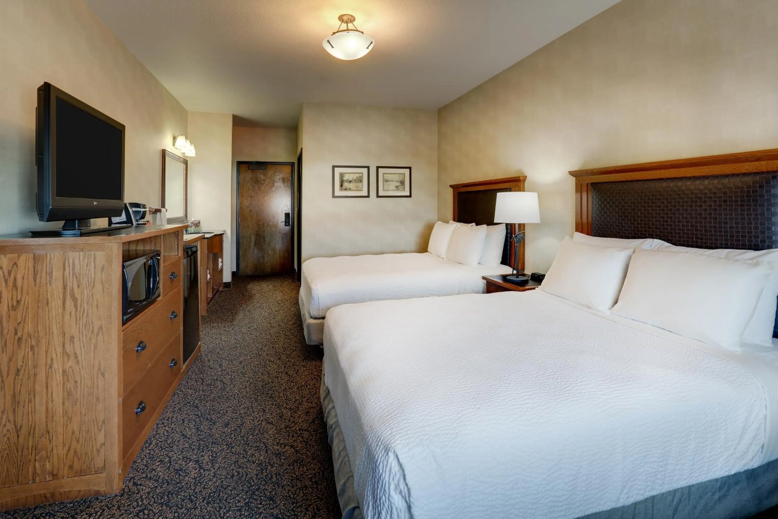 Bed in Stoney Creek Hotel Sioux City