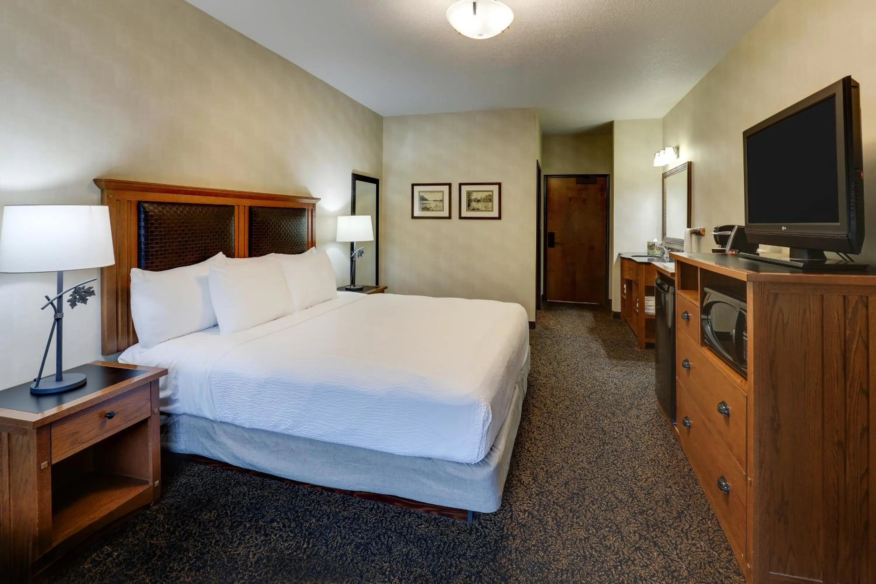 Bed in Stoney Creek Hotel Sioux City