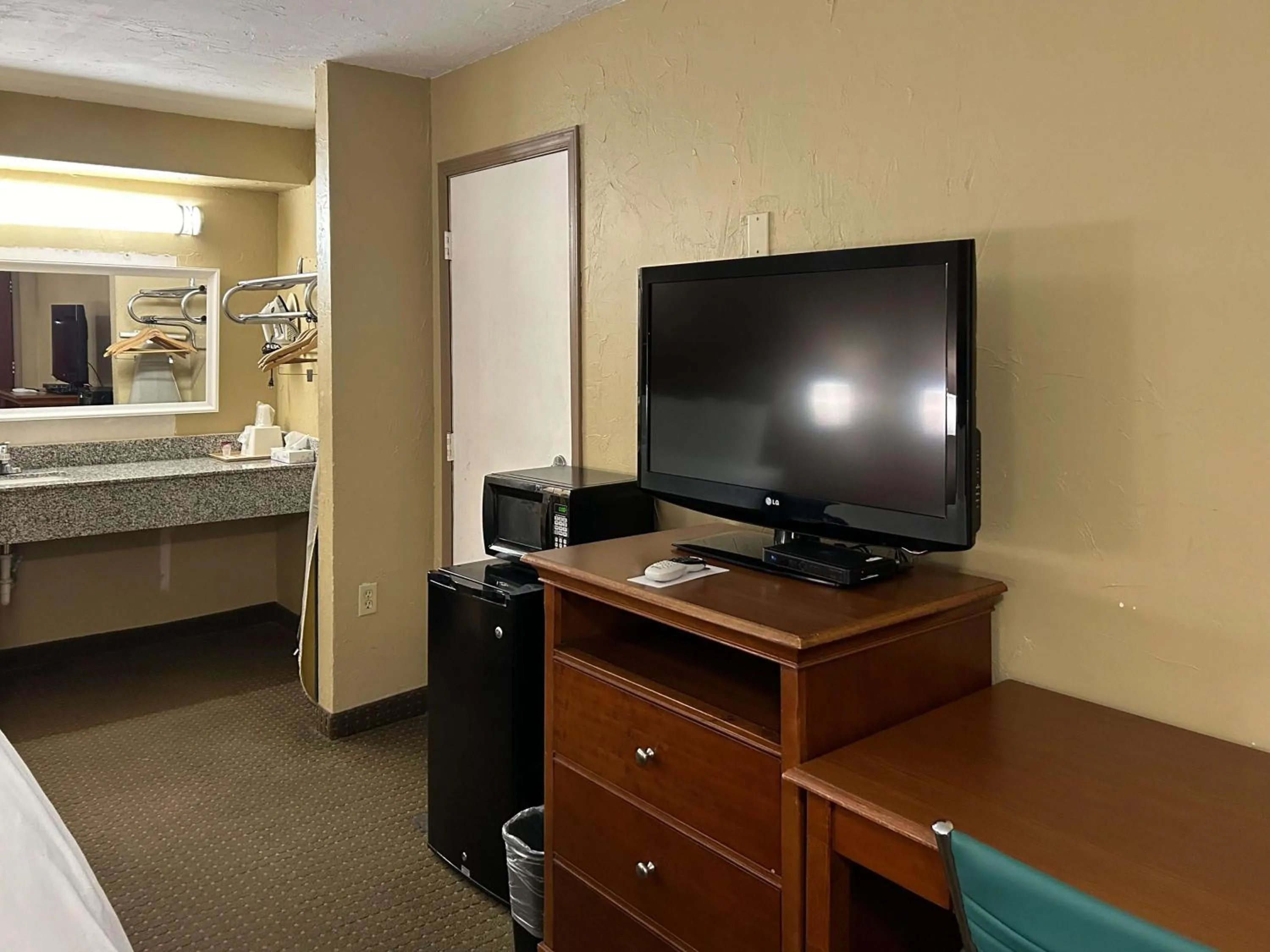 Other, Bed in Motel 6 Ada OK