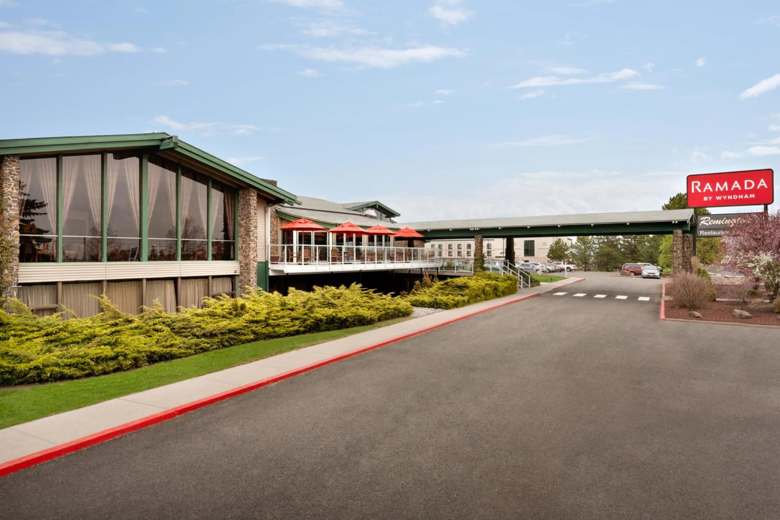 Facade/entrance in Ramada by Wyndham Spokane Airport