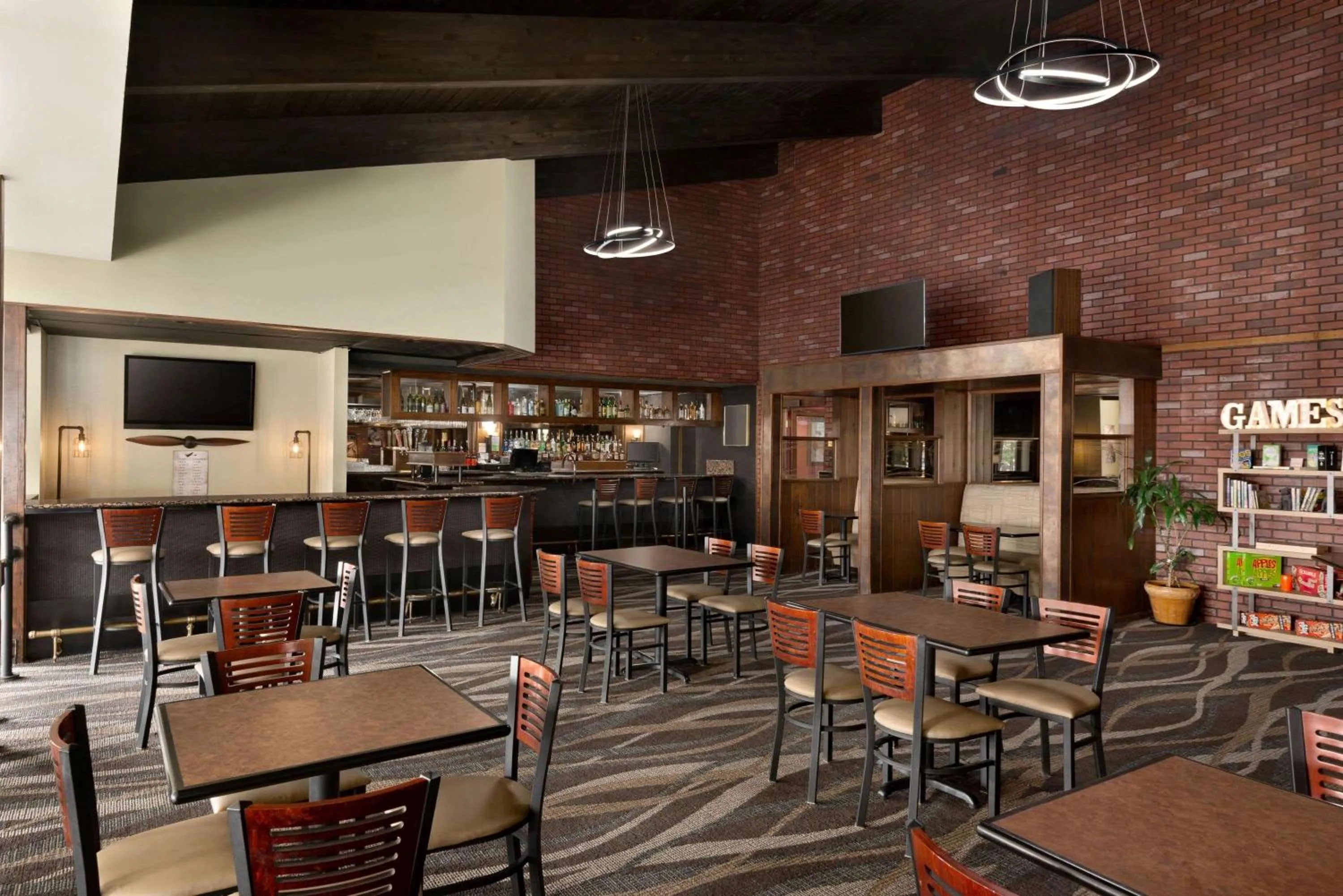 Lounge or bar in Ramada by Wyndham Spokane Airport