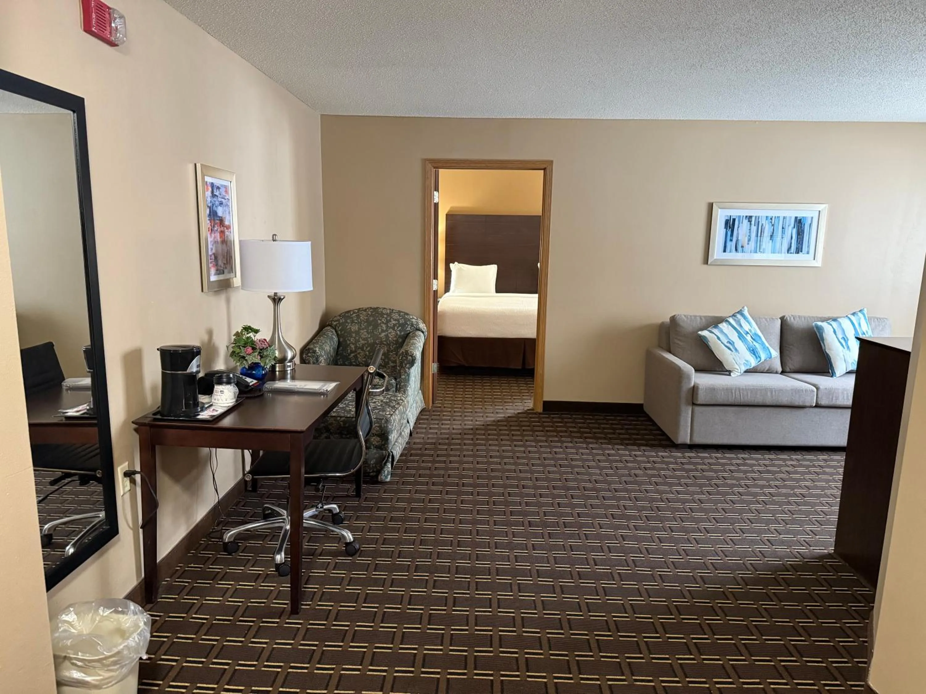 Living room, Bed in Best Western Dodgeville Inn & Suites