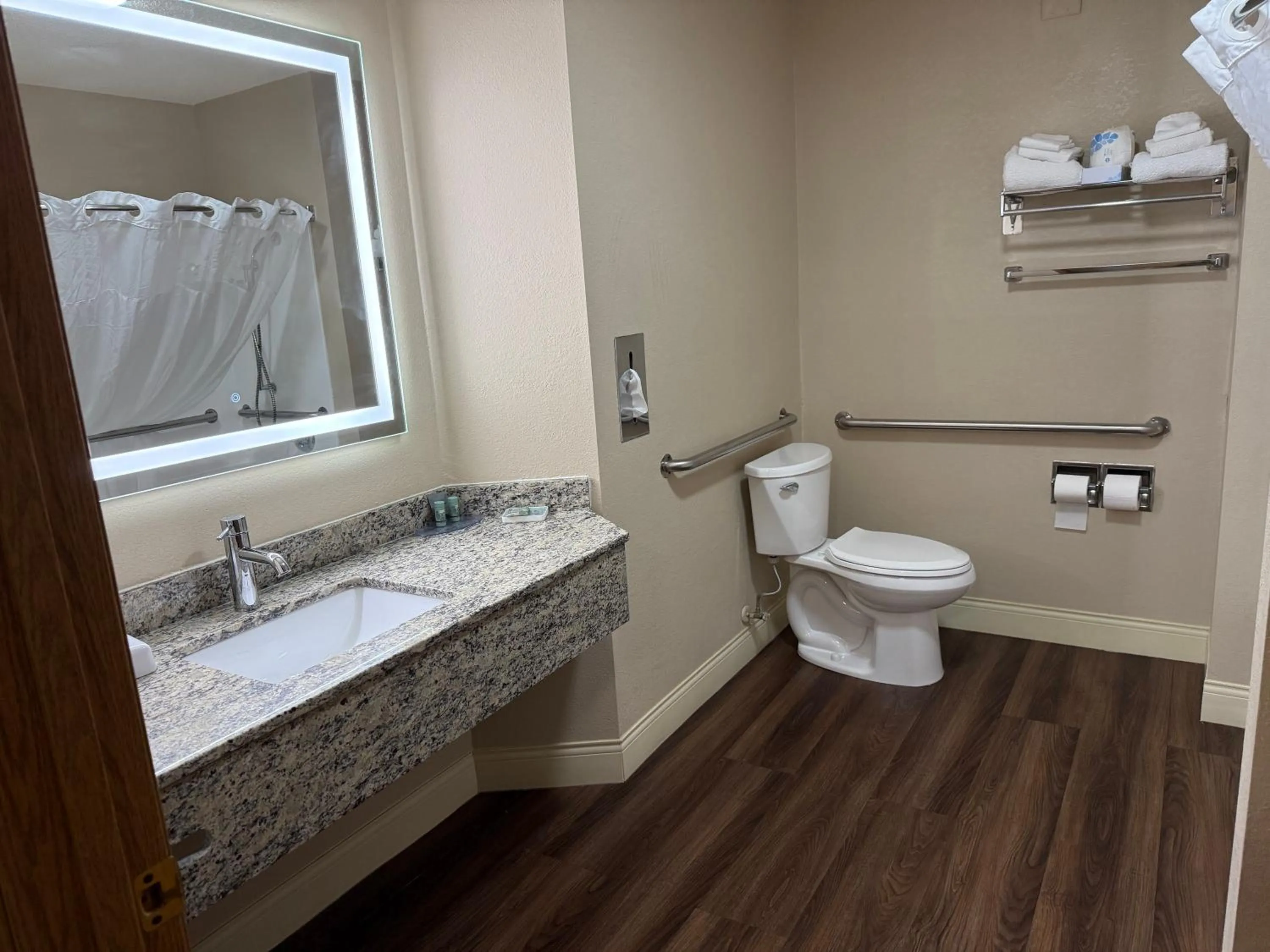Bathroom in Best Western Dodgeville Inn & Suites