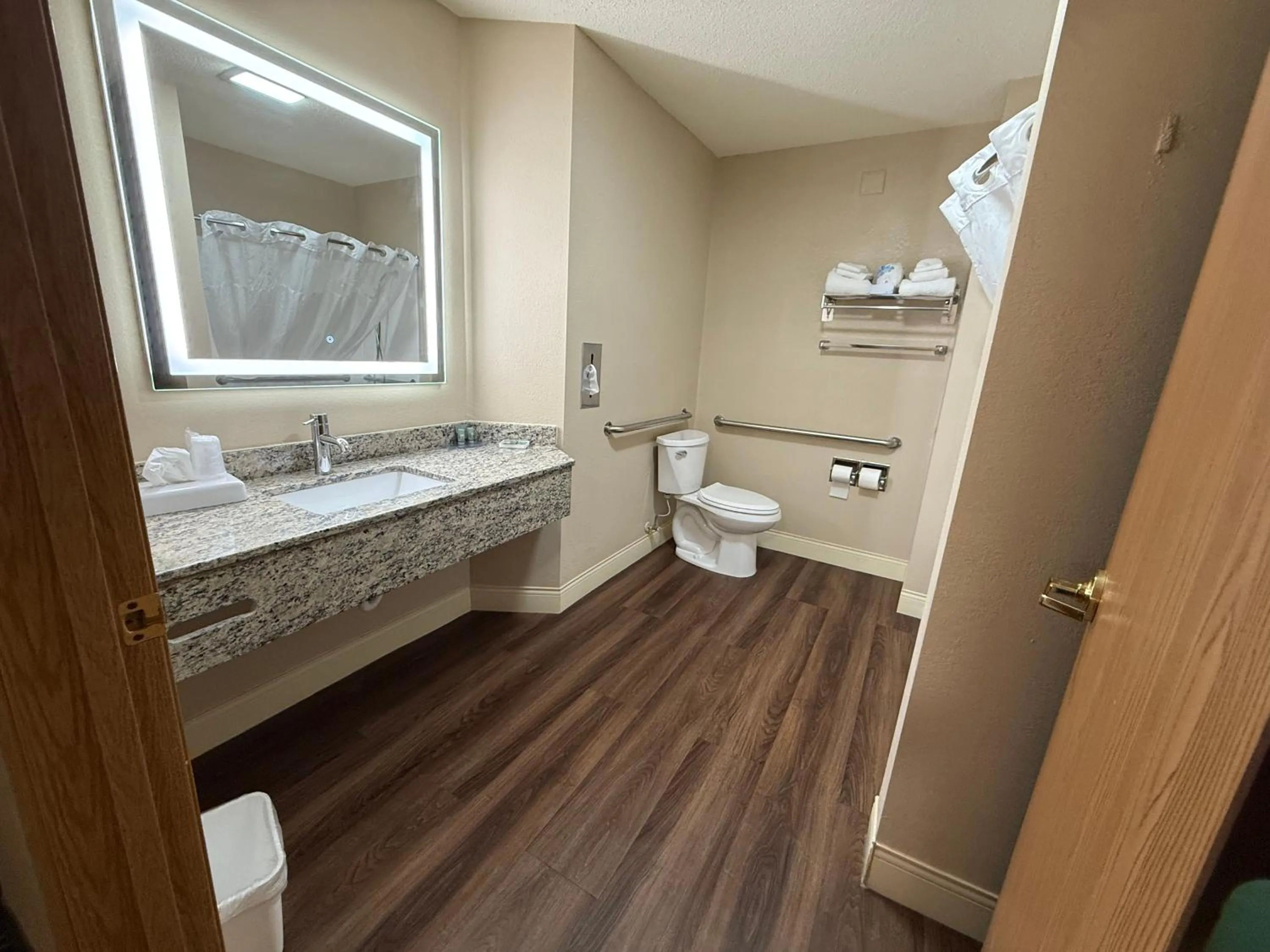 Bathroom in Best Western Dodgeville Inn & Suites