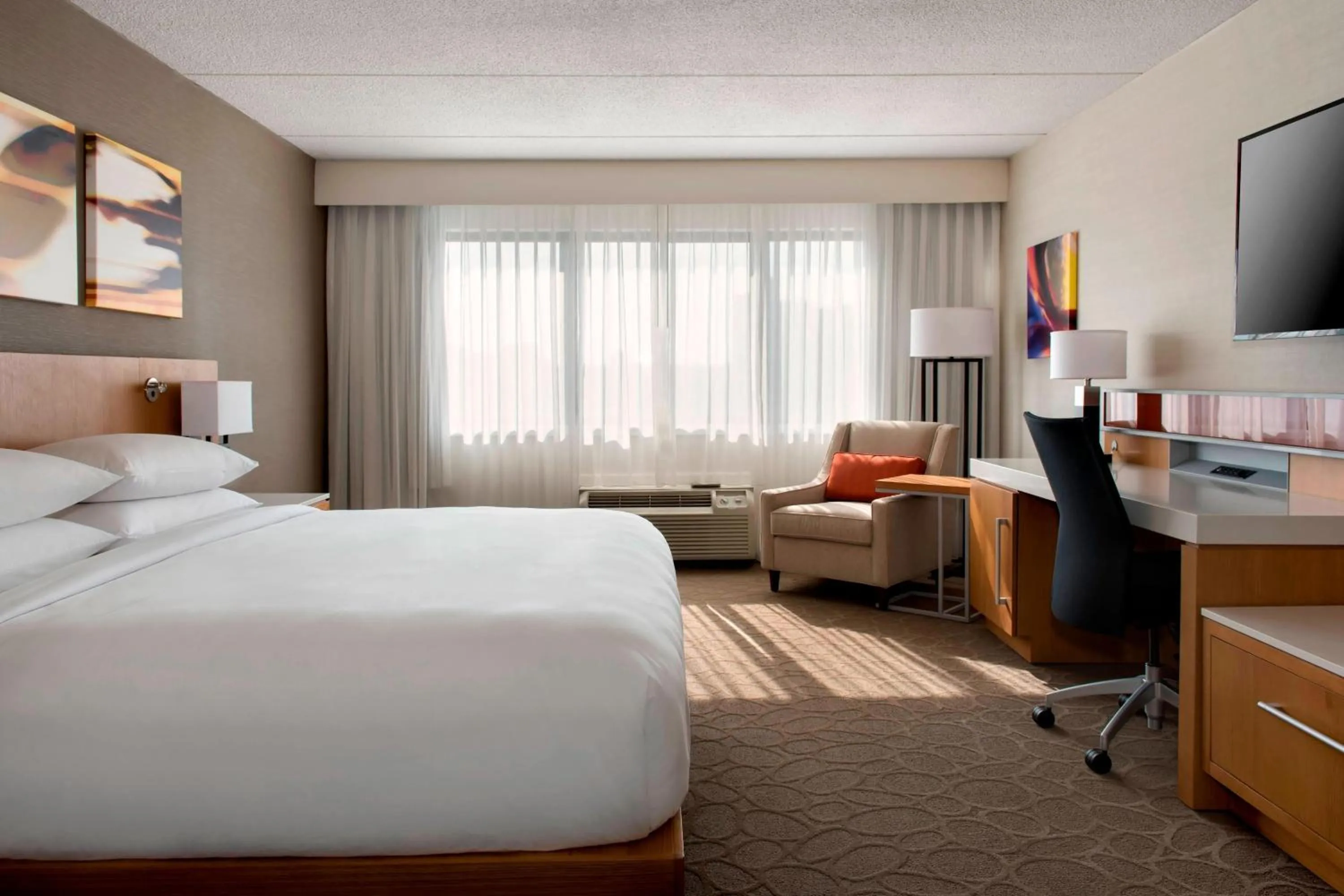 Photo of the whole room, Bed in Delta Hotels by Marriott Utica