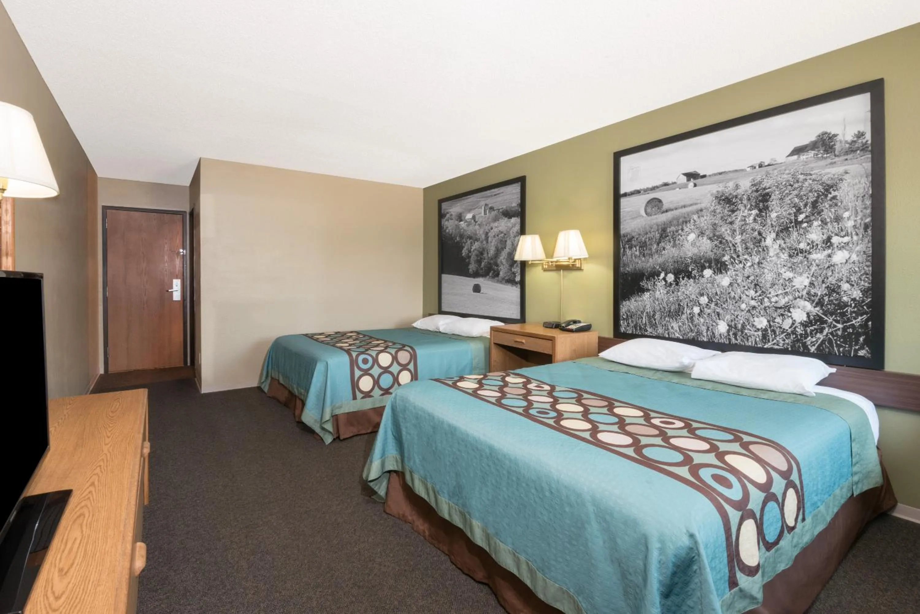 Bed in Super 8 by Wyndham Milbank SD