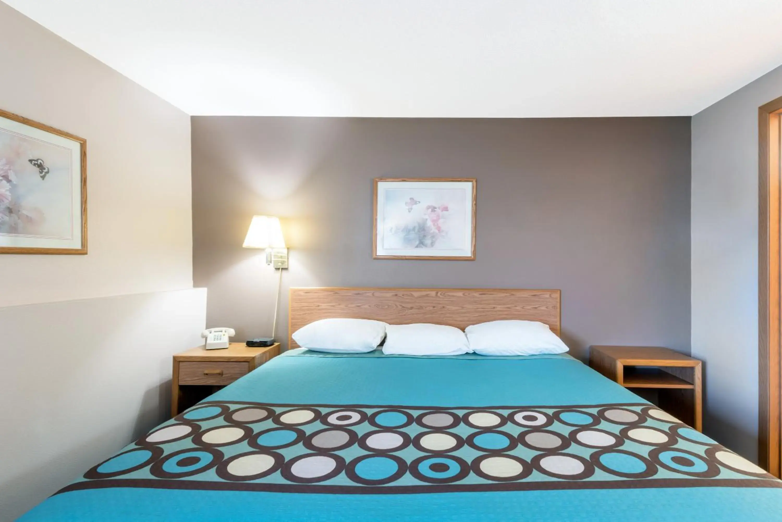 Queen Suite - Non-Smoking in Super 8 by Wyndham Milbank SD Queen Suite - Non-Smoking in Super 8 by Wyndham Milbank SD