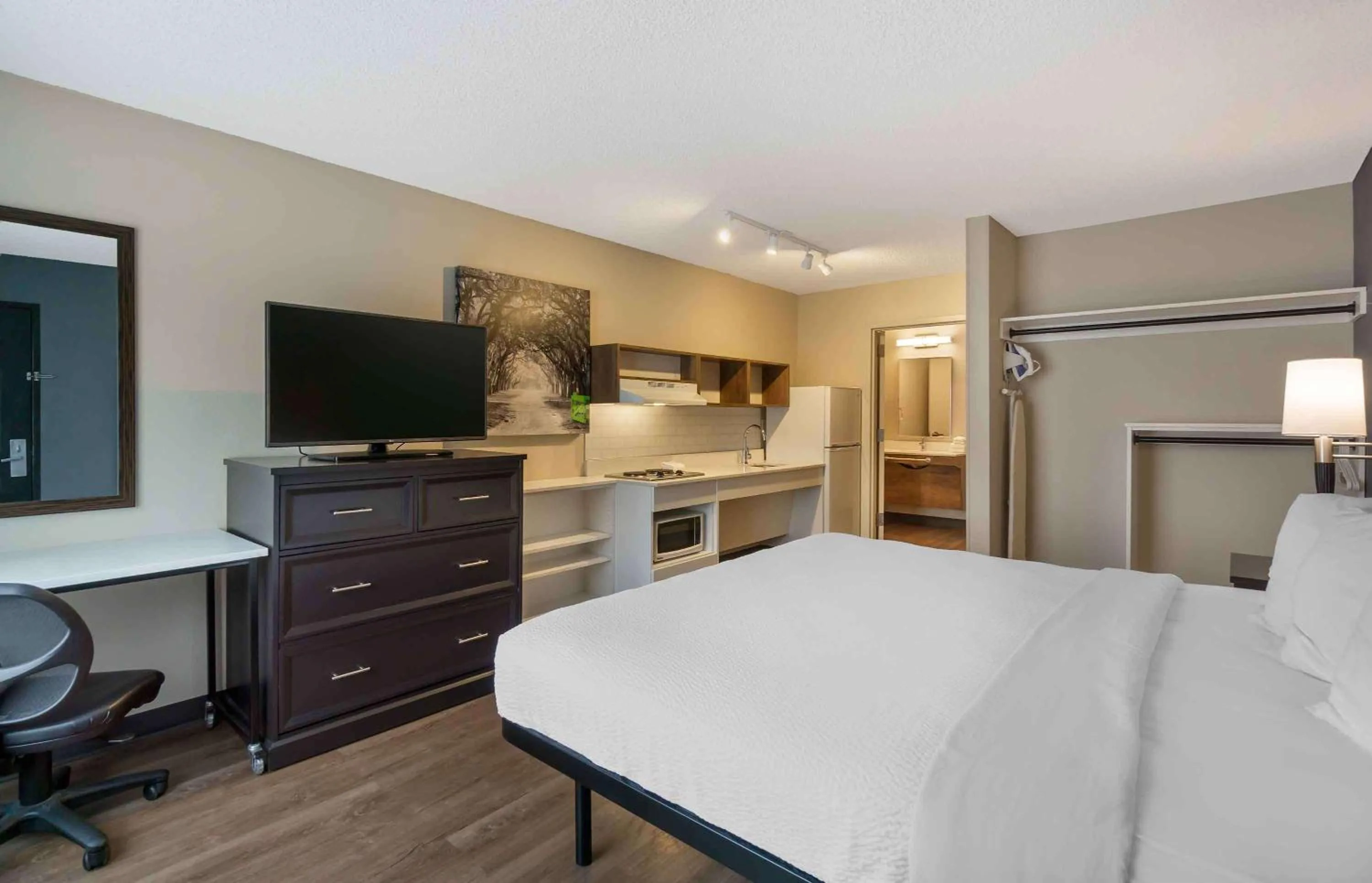 Bedroom, Bed in Extended Stay America Suites - Seattle - Redmond