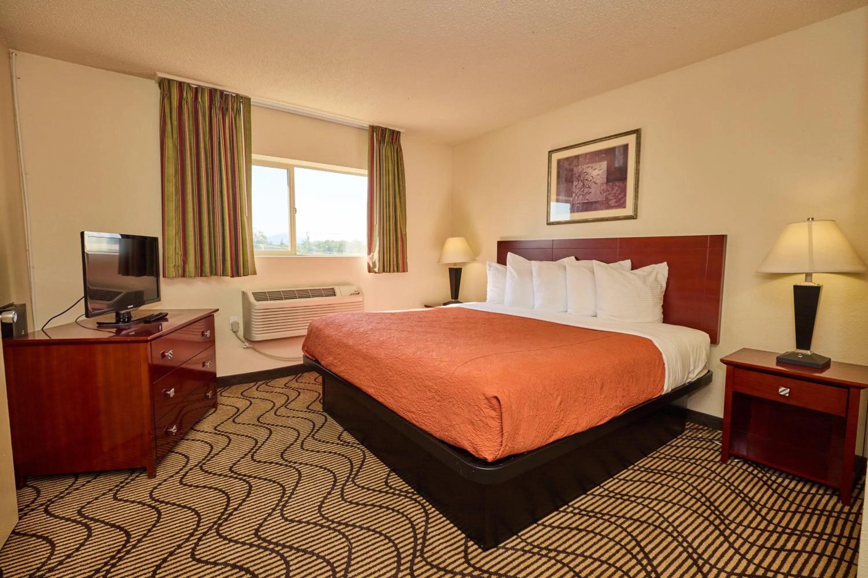 TV and multimedia, Bed in Cimarron Inn Klamath Falls