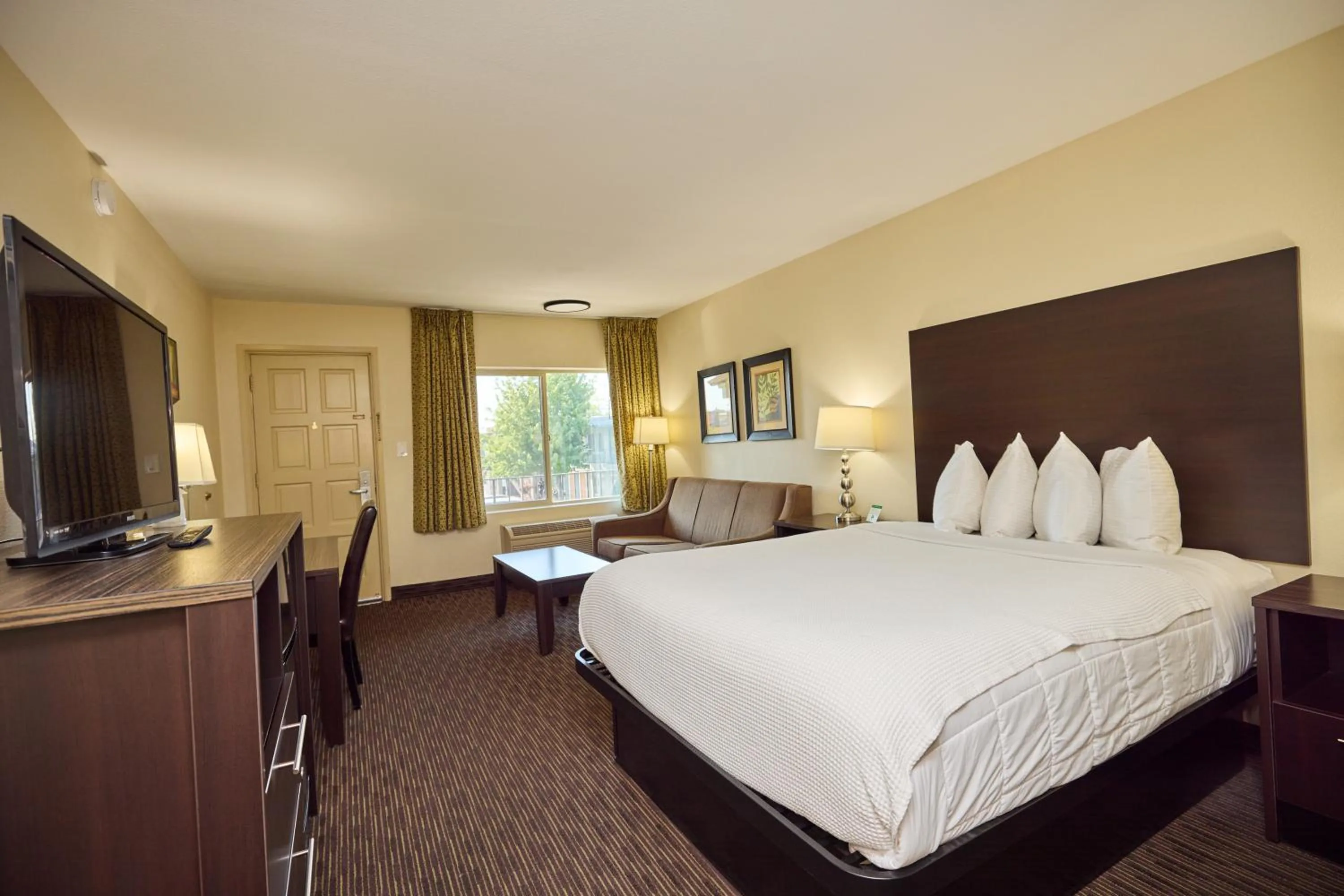 Bed in Cimarron Inn Klamath Falls