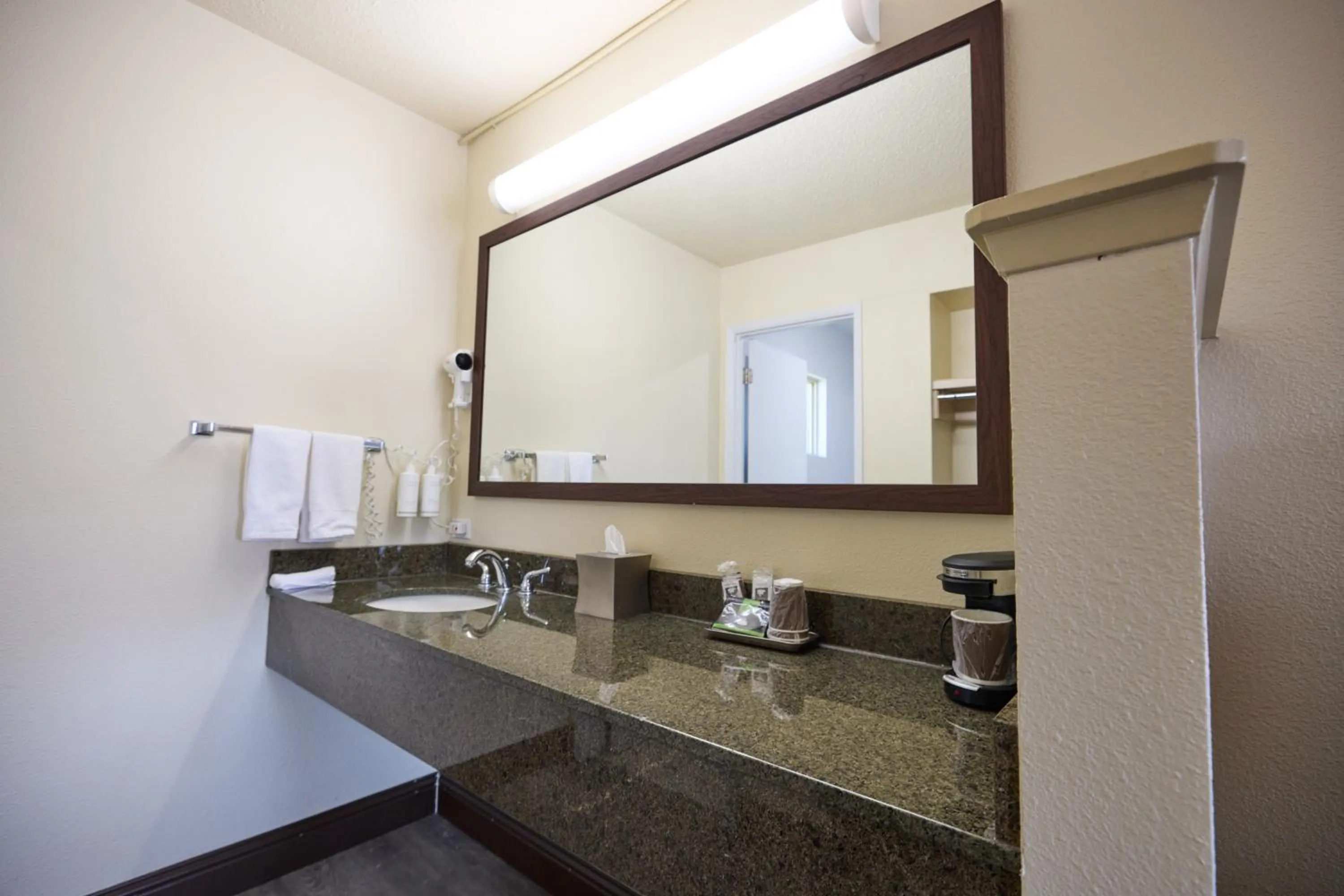 Bathroom in Cimarron Inn Klamath Falls