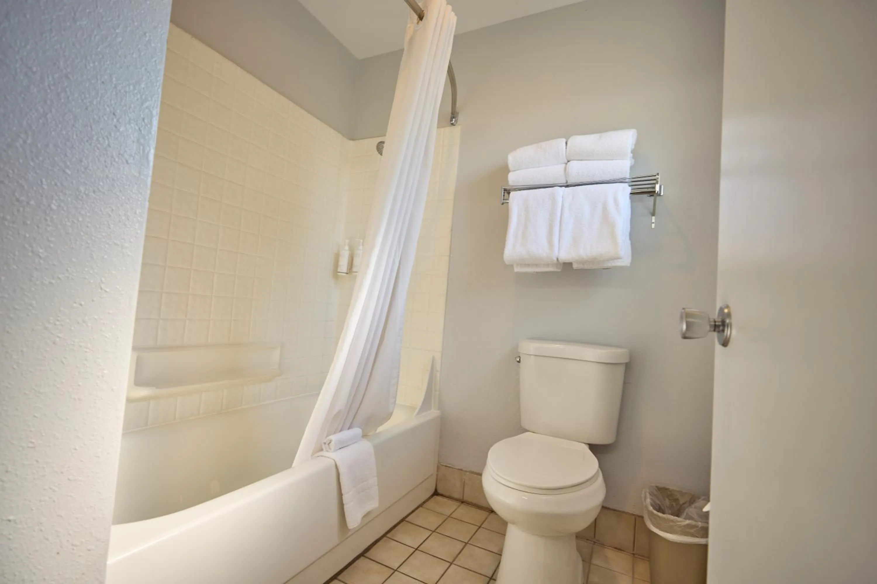 Bathroom in Cimarron Inn Klamath Falls