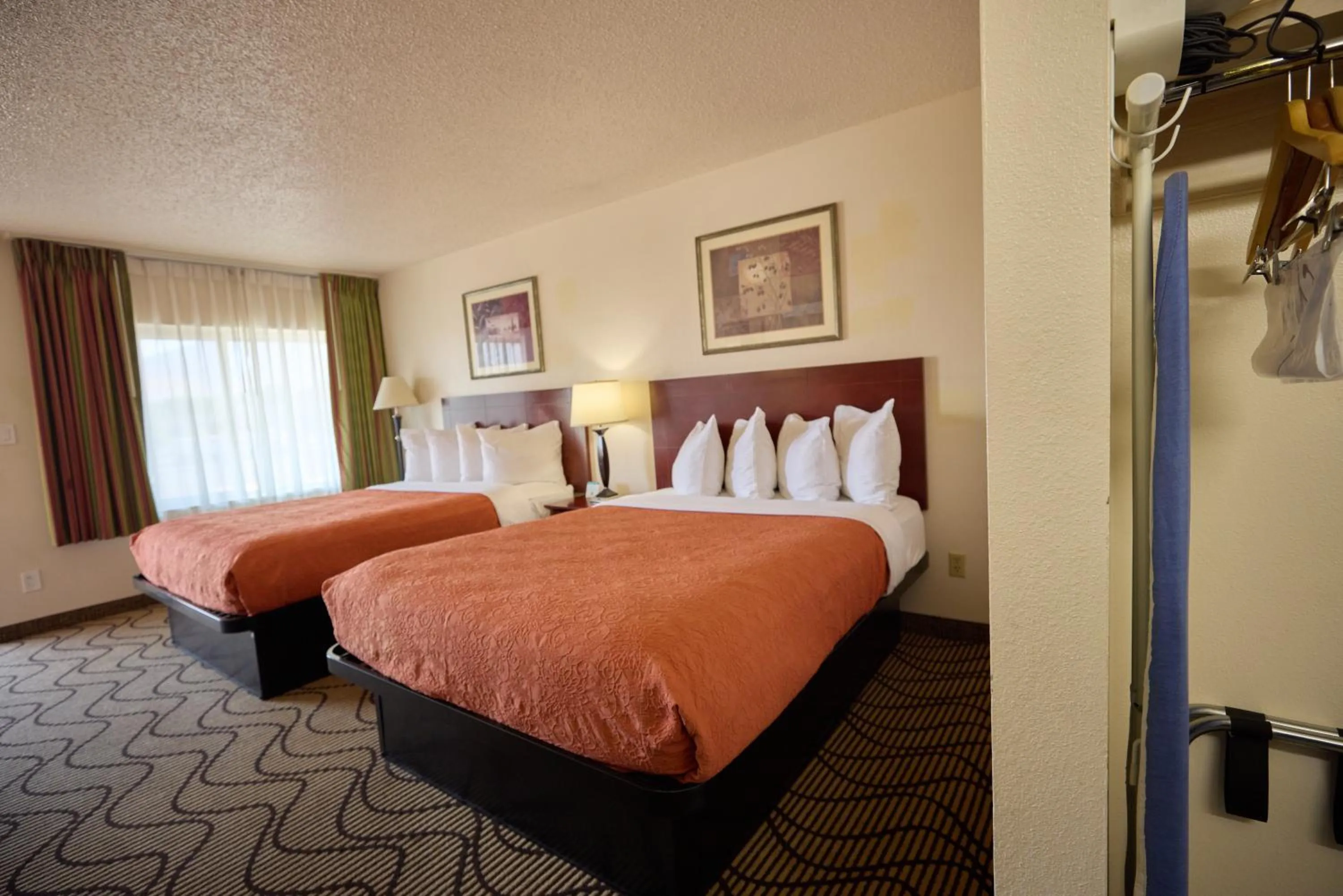 Bed in Cimarron Inn Klamath Falls