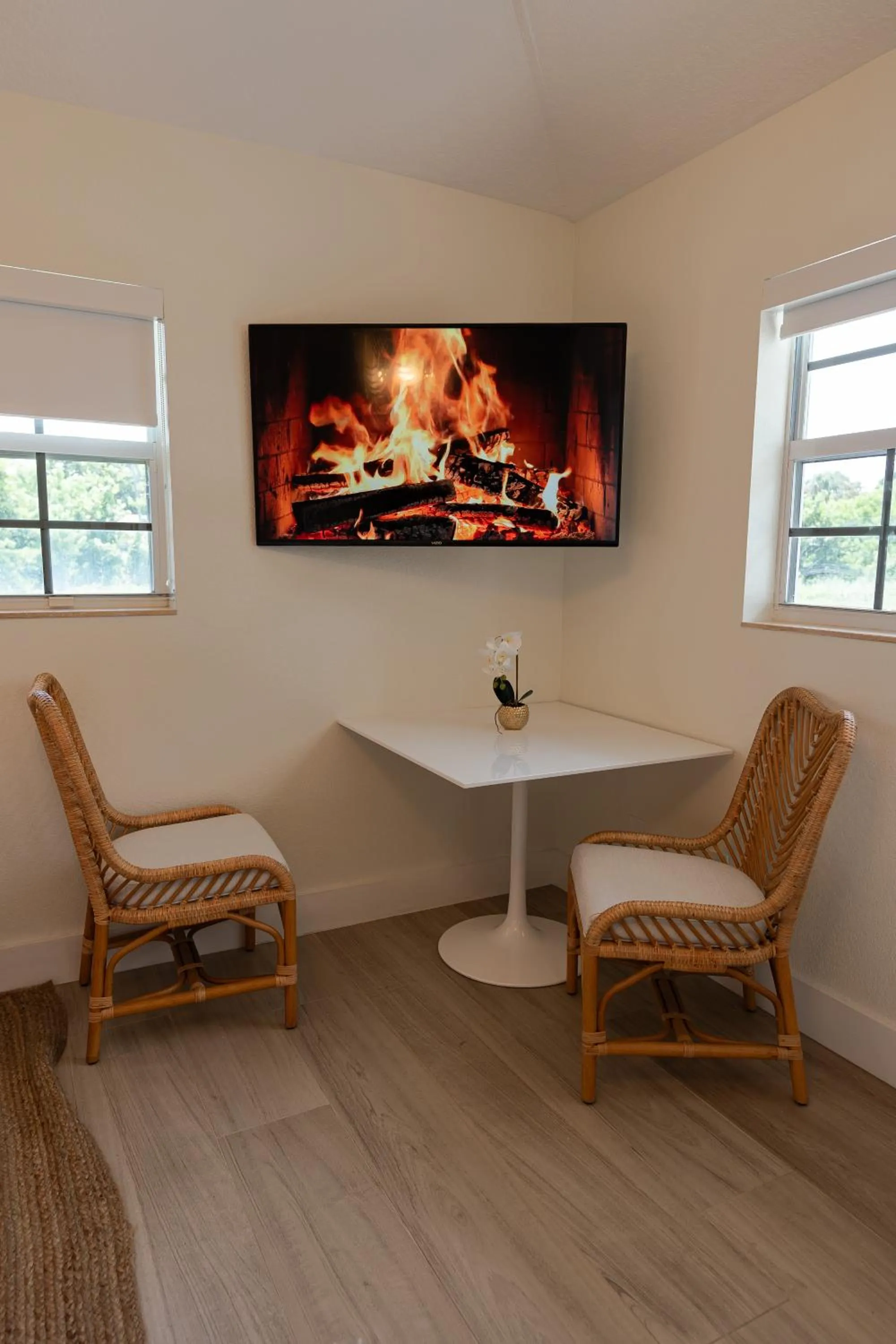 Communal lounge/ TV room in Seahorse Beach Bungalows