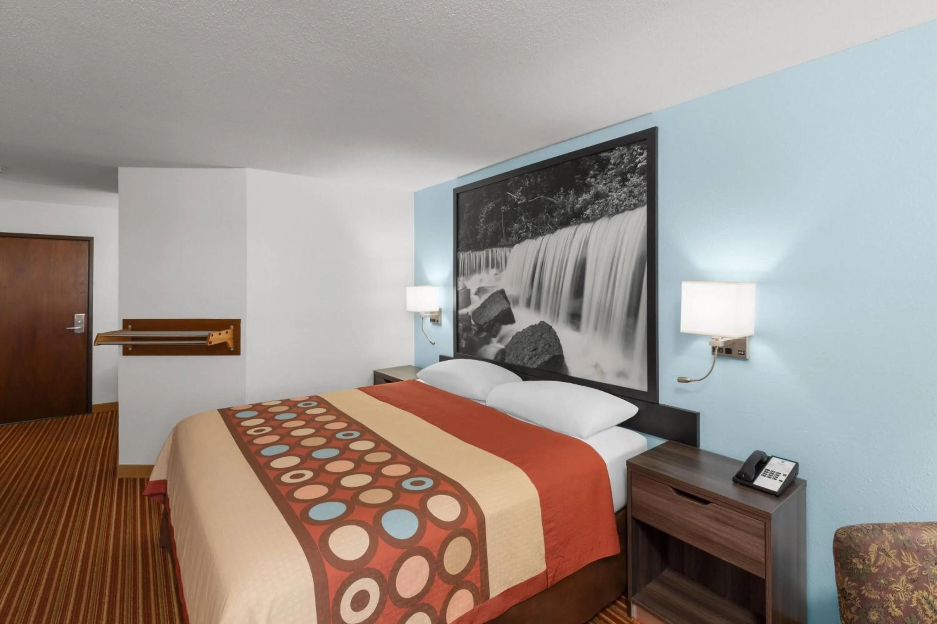 Photo of the whole room, Bed in Super 8 by Wyndham Rock Port MO