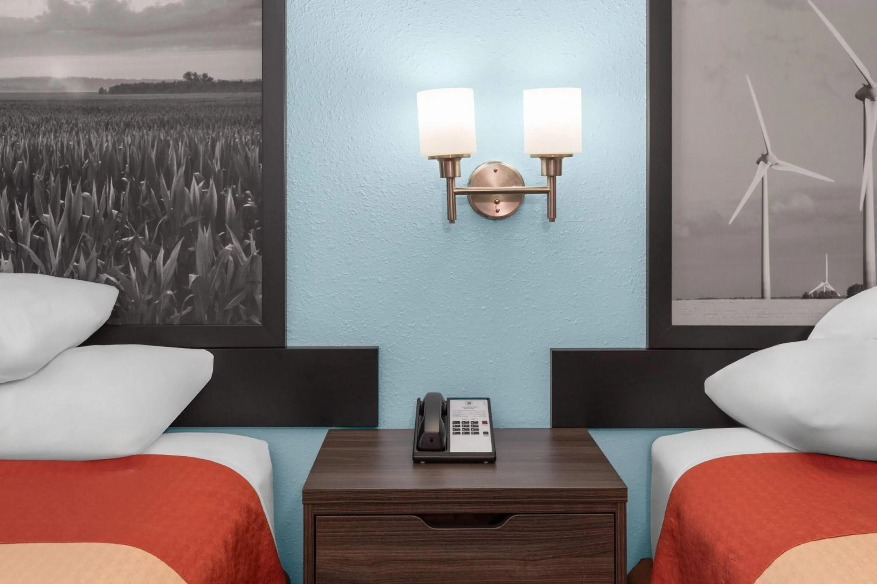 Photo of the whole room, Bed in Super 8 by Wyndham Rock Port MO