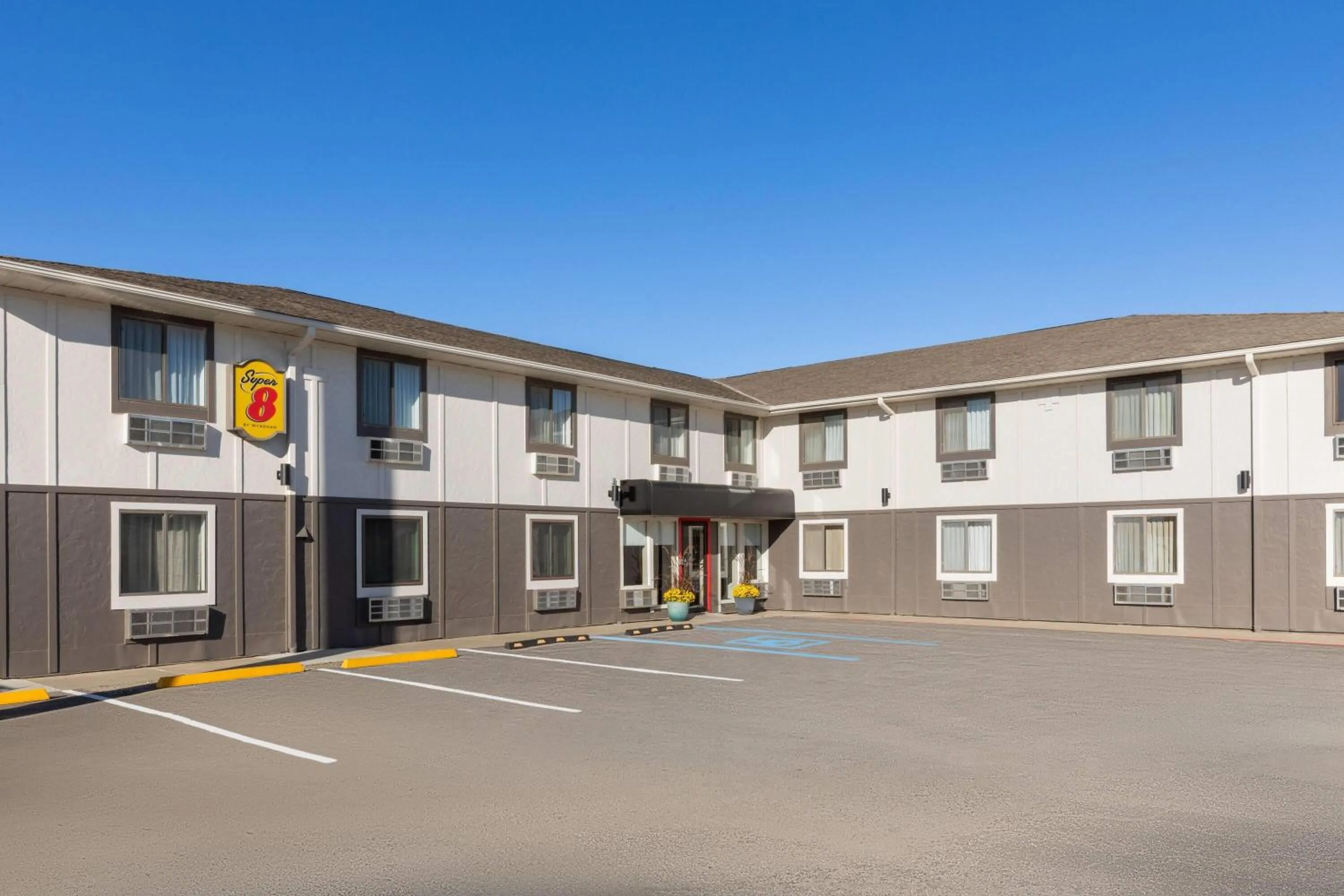 Property building in Super 8 by Wyndham Rock Port MO