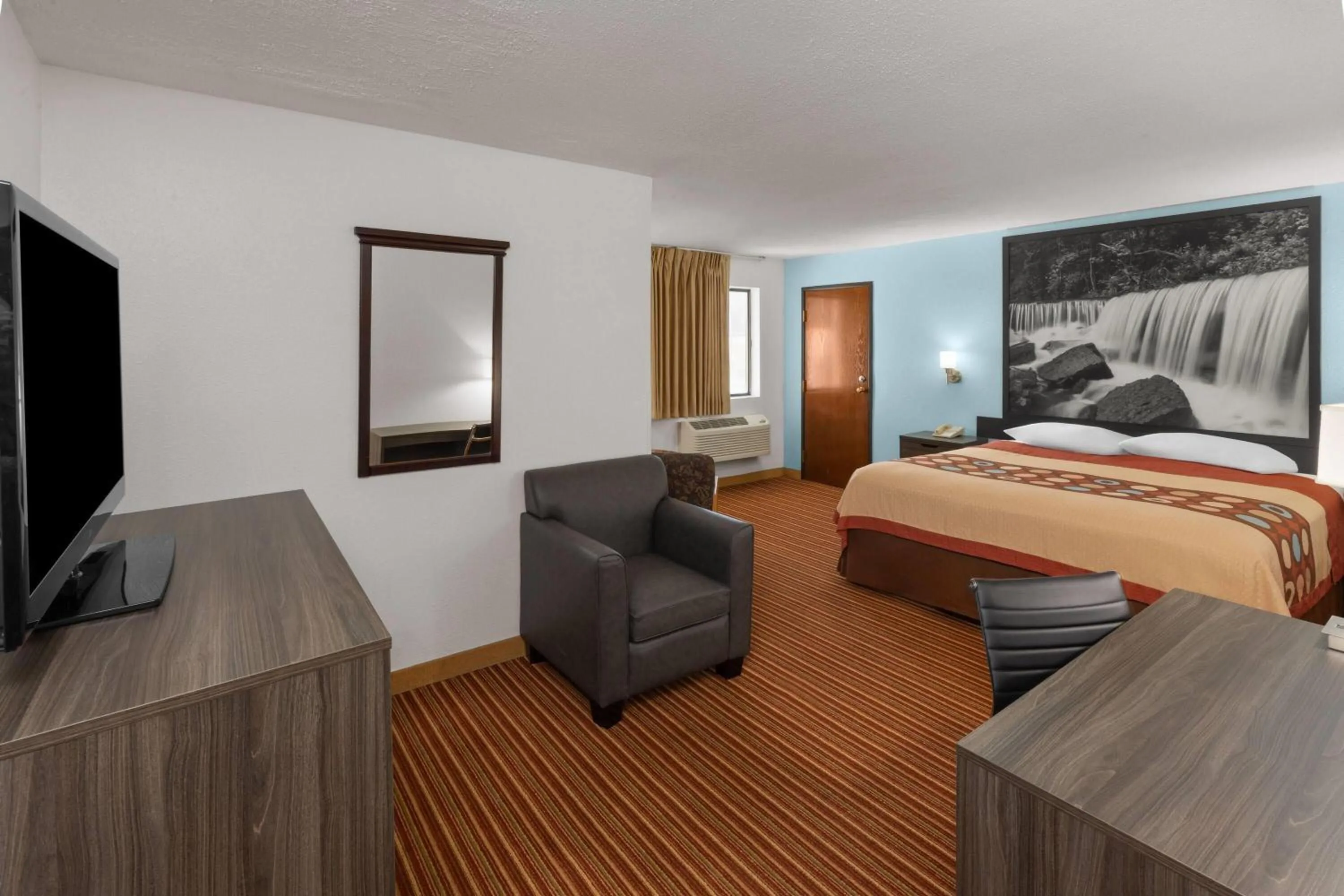 Photo of the whole room, Bed in Super 8 by Wyndham Rock Port MO