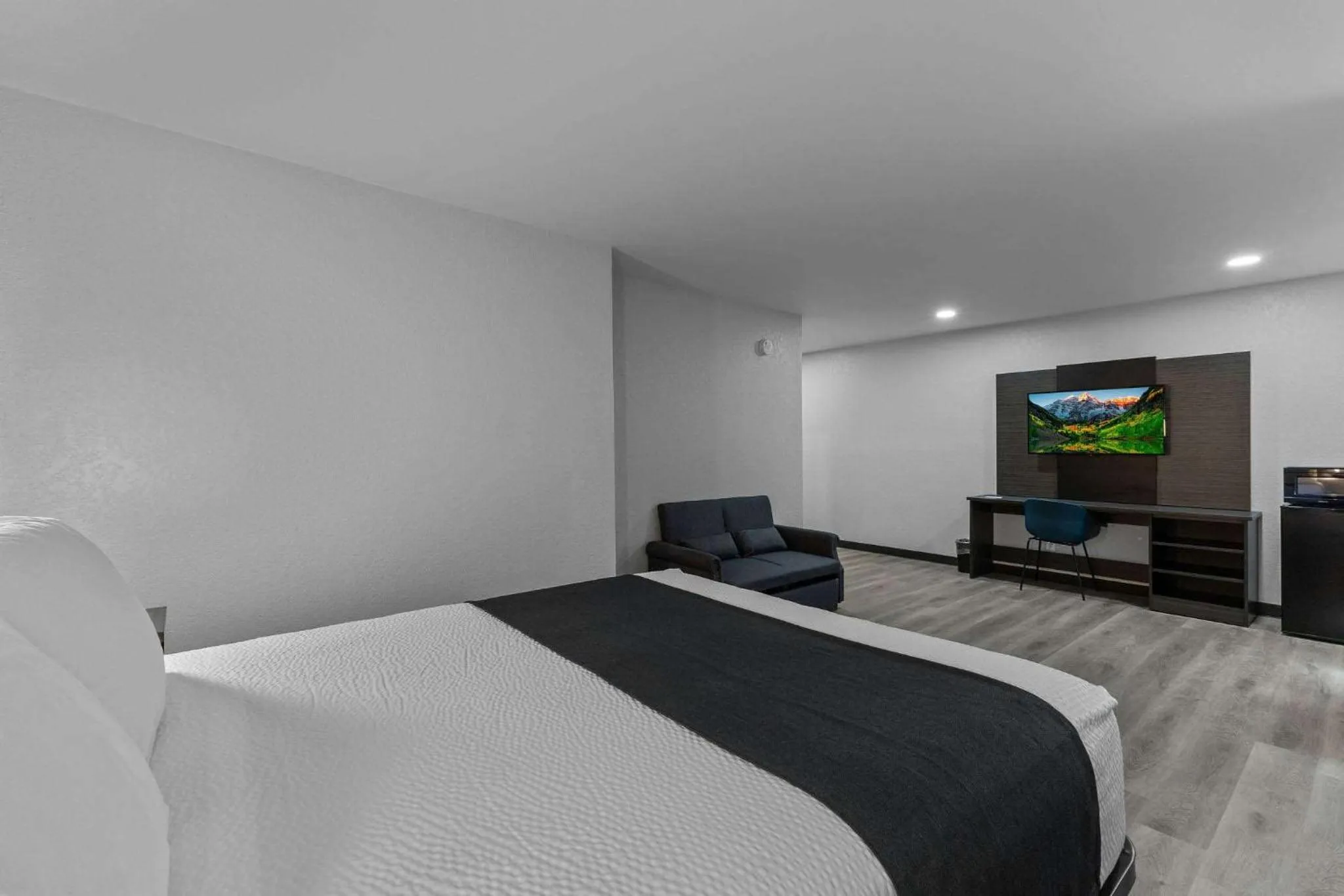 Photo of the whole room, Bed in Motel 6 Brighton CO Denver Northeast