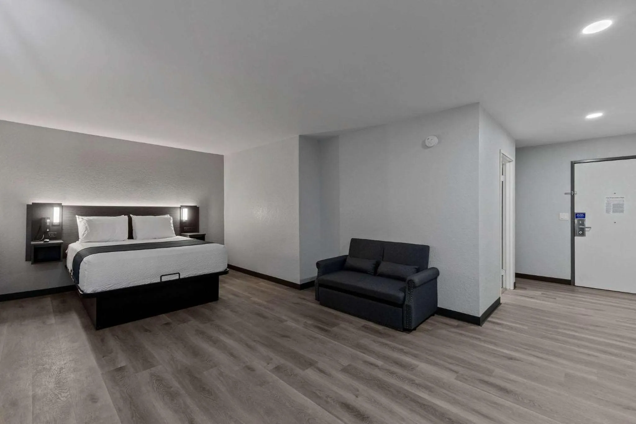 Photo of the whole room, Bed in Motel 6 Brighton CO Denver Northeast