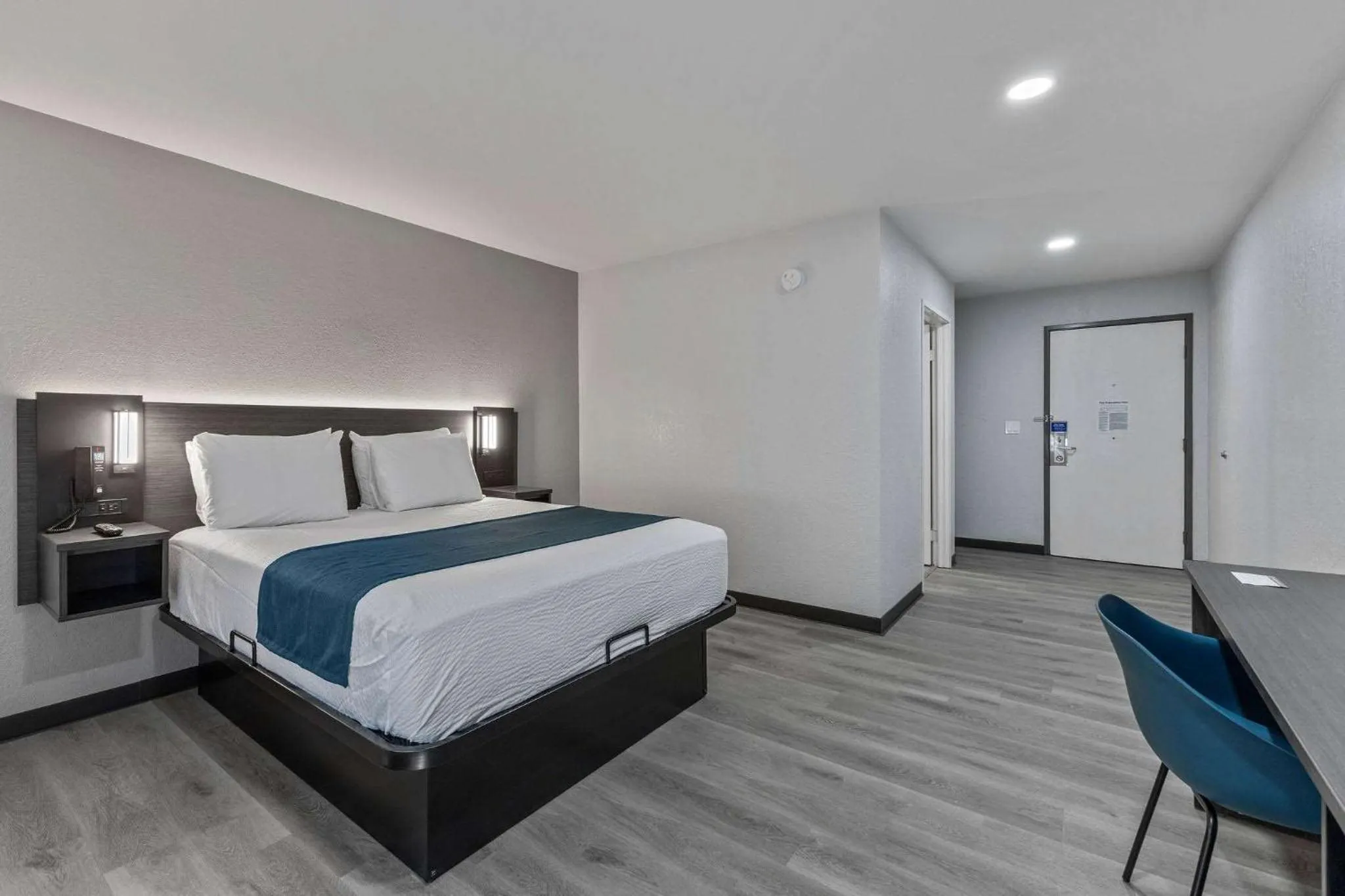 Photo of the whole room, Bed in Motel 6 Brighton CO Denver Northeast