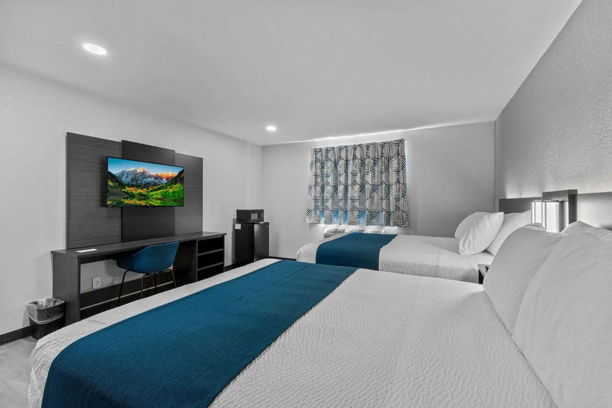 Photo of the whole room, Bed in Motel 6 Brighton CO Denver Northeast