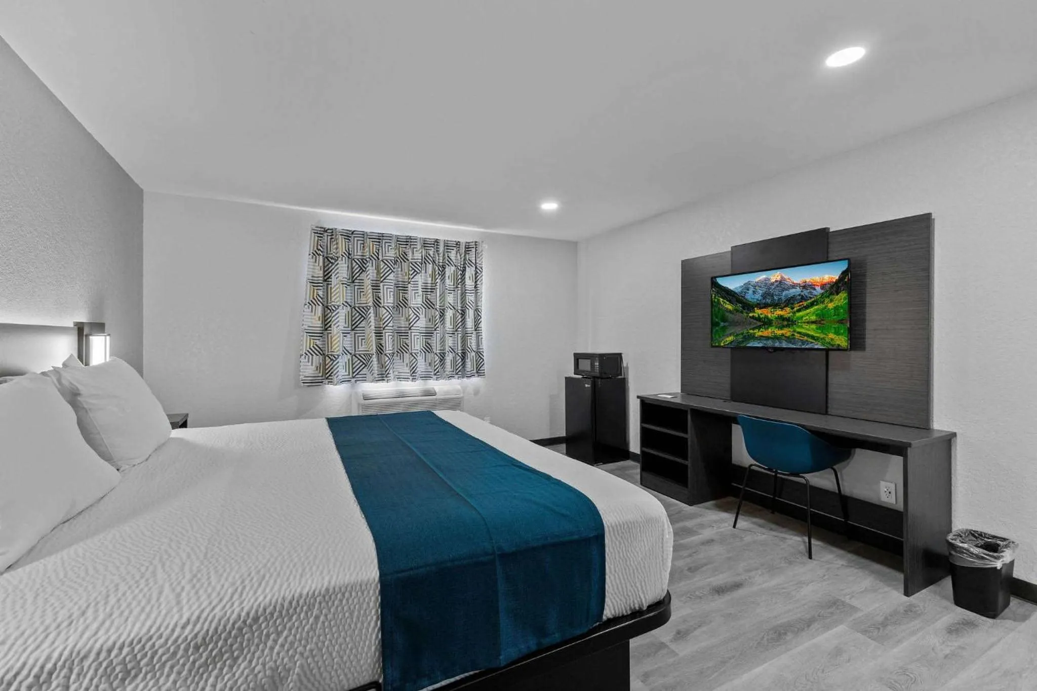 Photo of the whole room, Bed in Motel 6 Brighton CO Denver Northeast