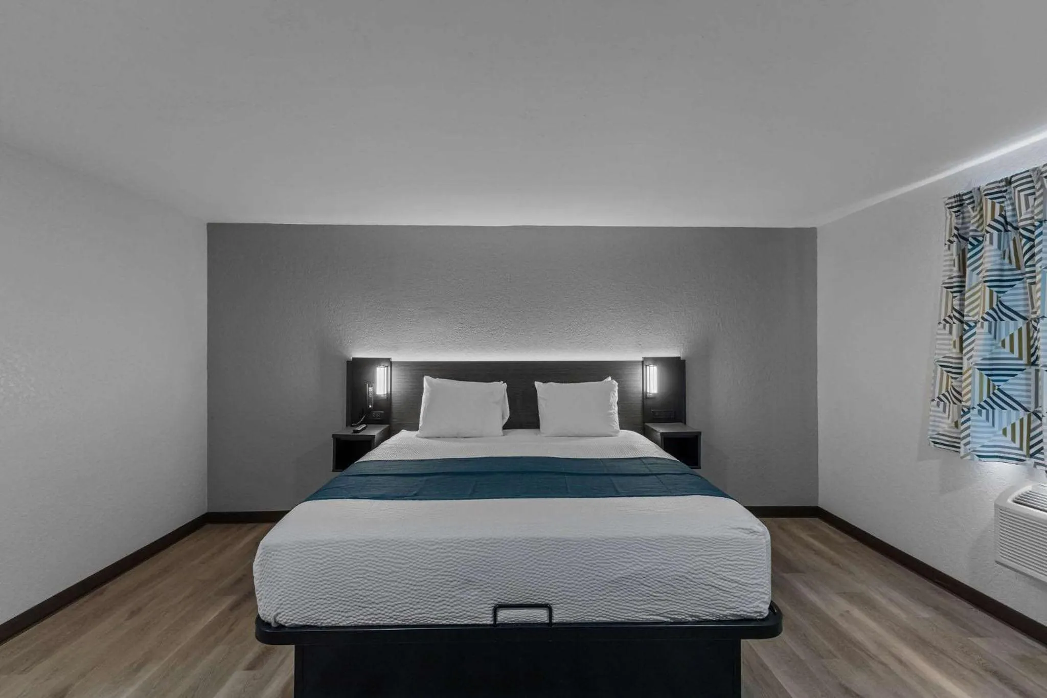 Photo of the whole room, Bed in Motel 6 Brighton CO Denver Northeast