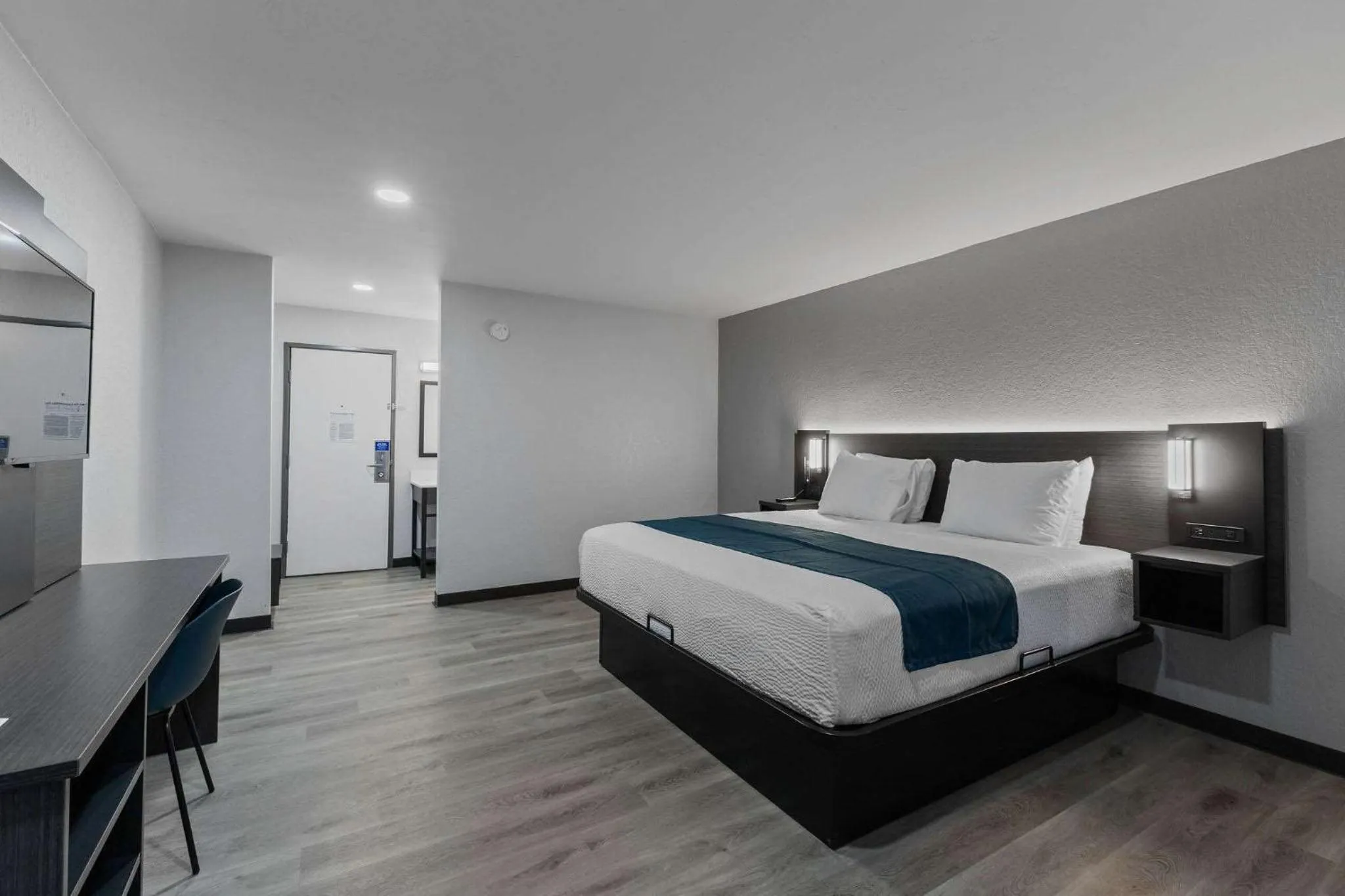 Photo of the whole room, Bed in Motel 6 Brighton CO Denver Northeast