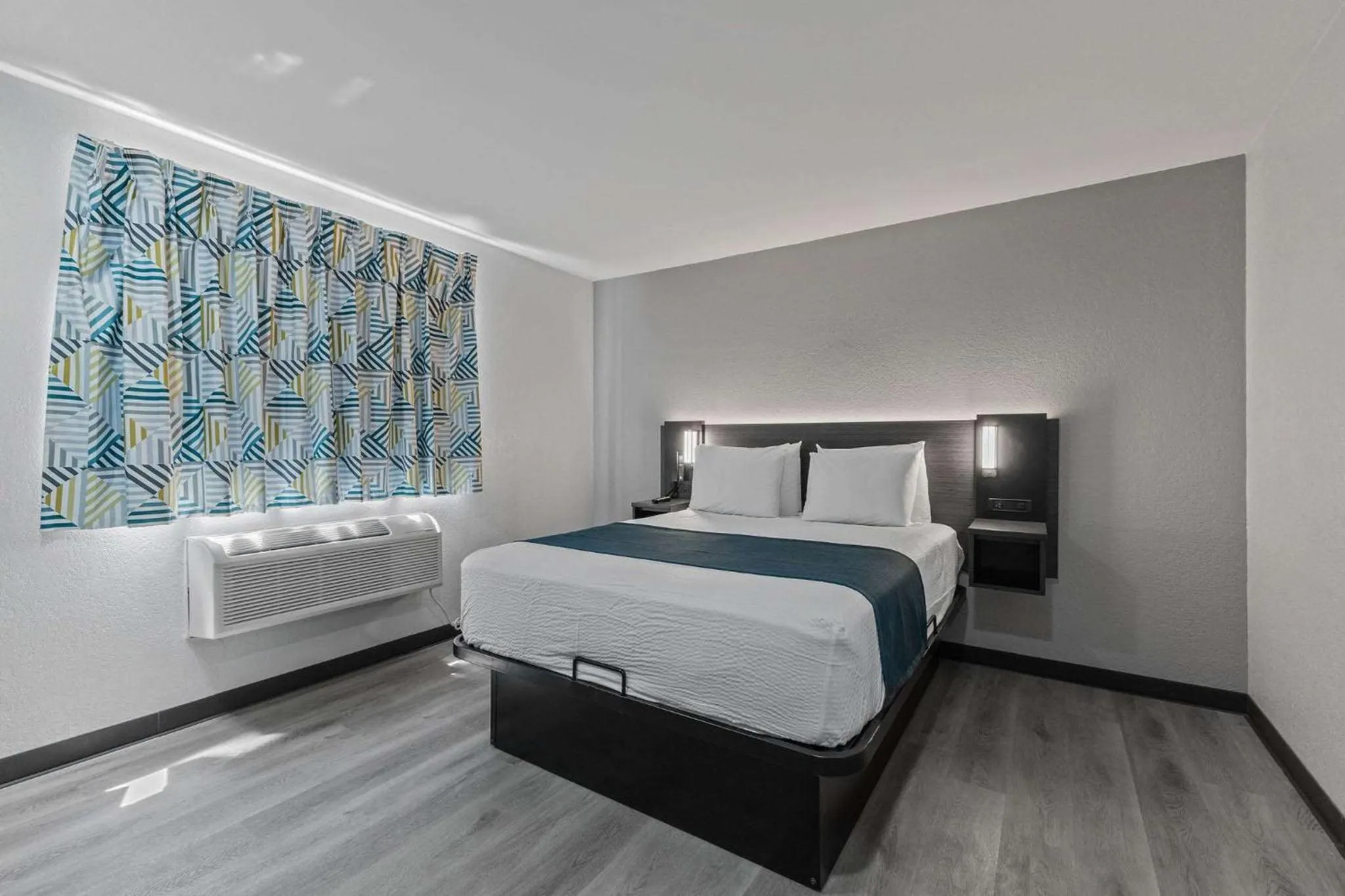 Photo of the whole room, Bed in Motel 6 Brighton CO Denver Northeast