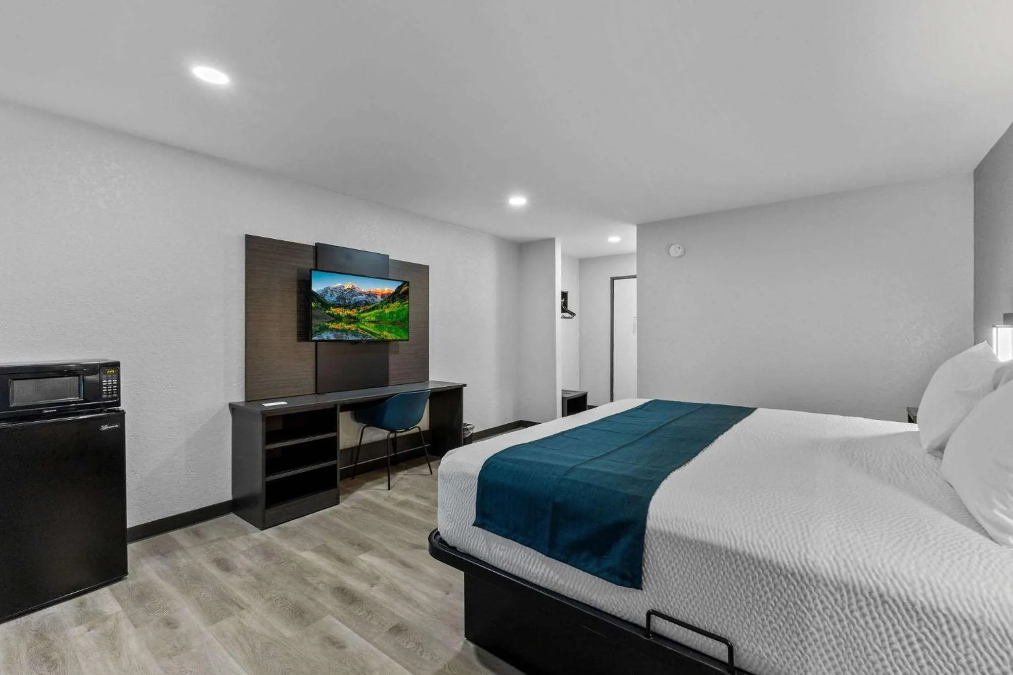 Photo of the whole room, Bed in Motel 6 Brighton CO Denver Northeast