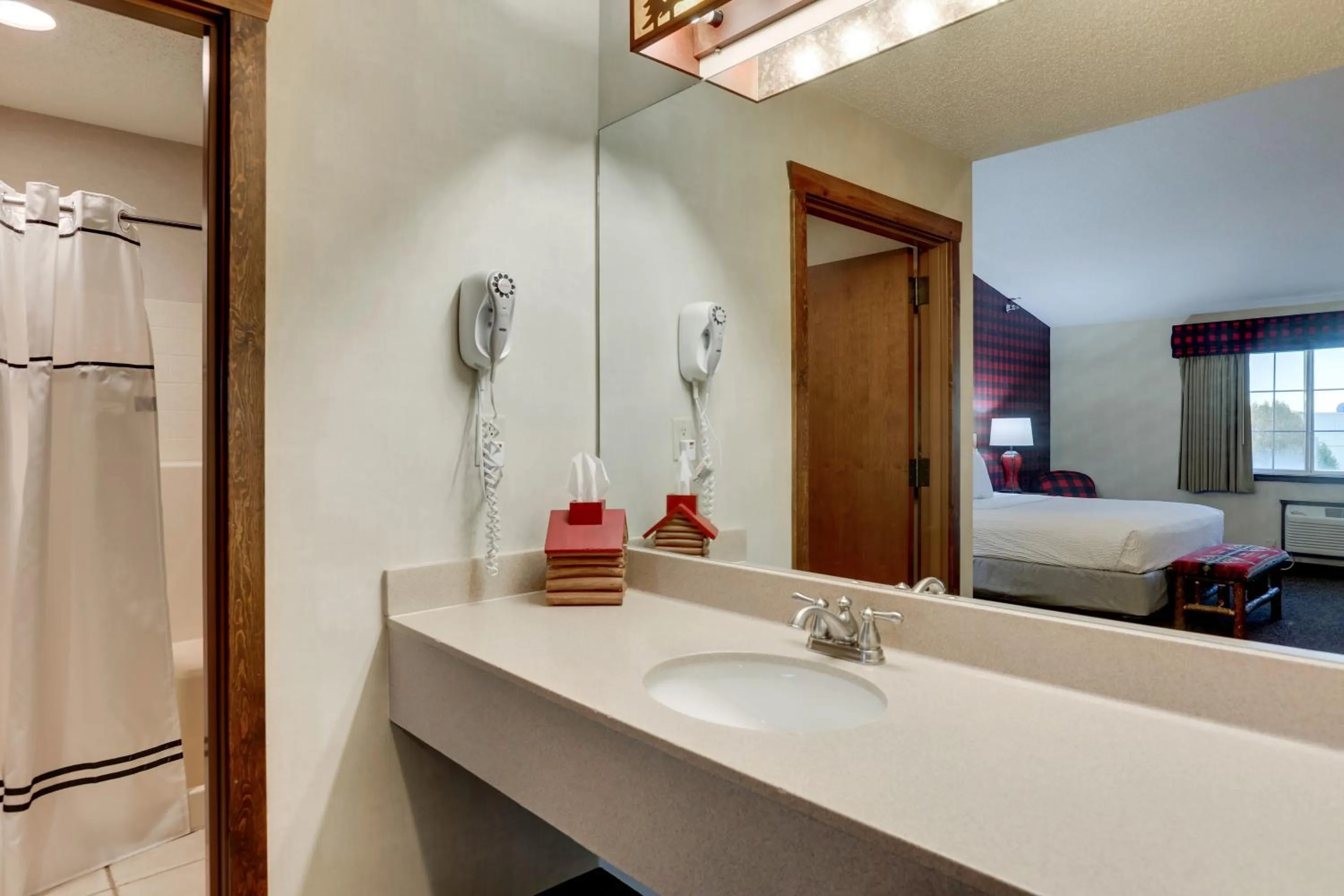 Bathroom, Bed in Stoney Creek Hotel Des Moines - Johnston
