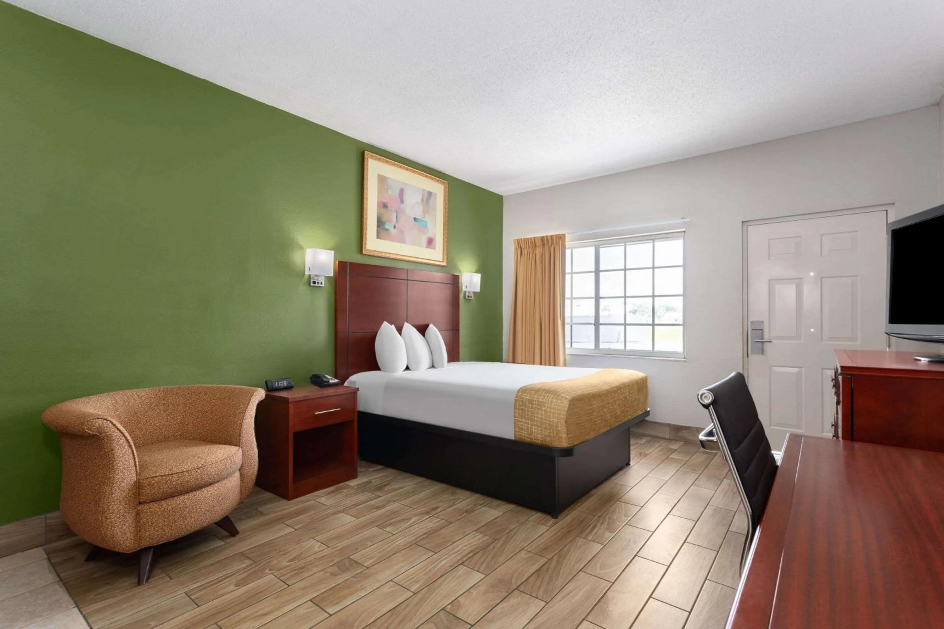 Photo of the whole room, Bed in Travelodge Suites by Wyndham Lake Okeechobee