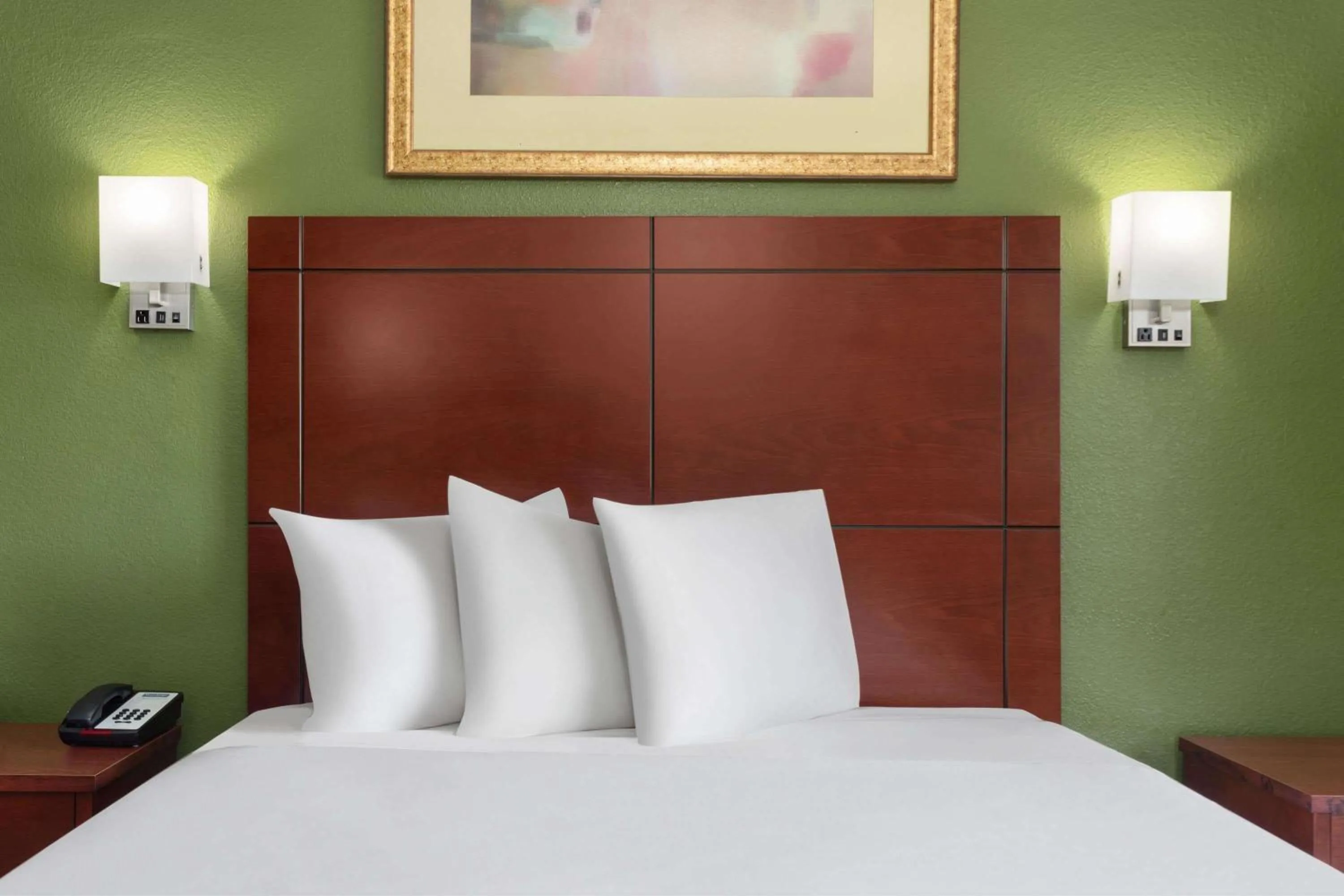 Photo of the whole room, Bed in Travelodge Suites by Wyndham Lake Okeechobee