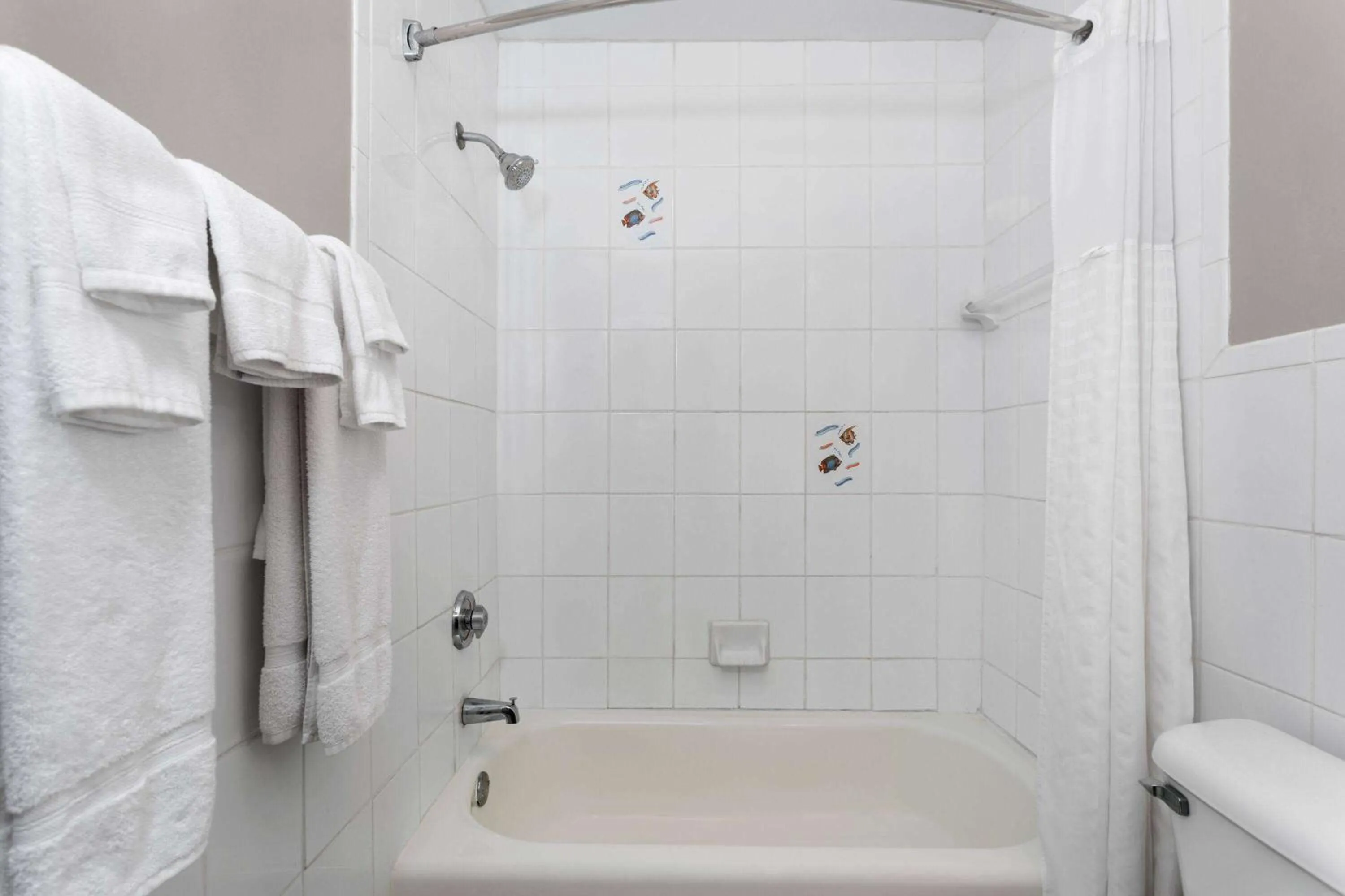 Bathroom in Travelodge Suites by Wyndham Lake Okeechobee