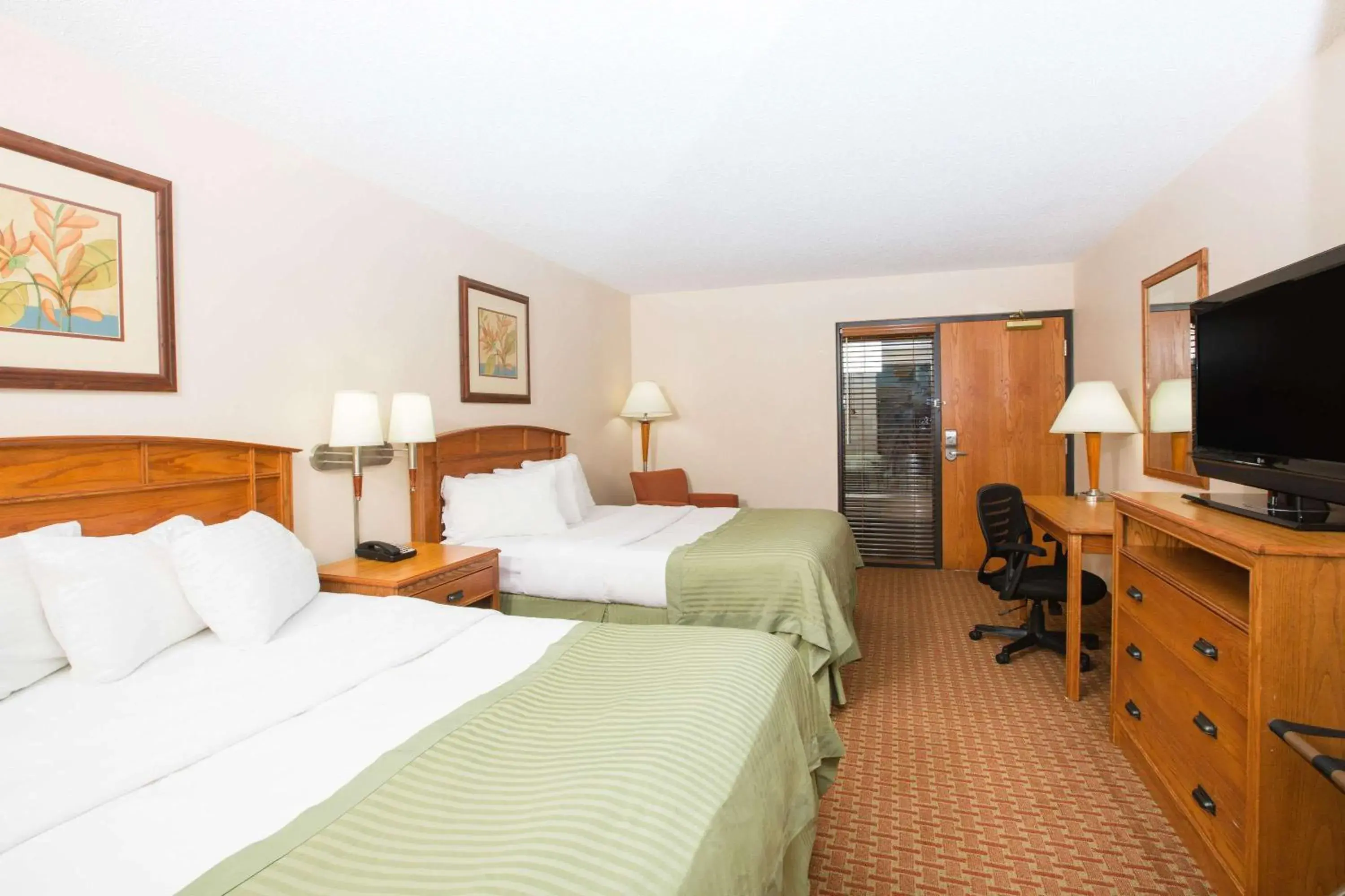 2 Queen Beds, Poolside, Non-Smoking in Ramada by Wyndham Des Moines Tropics Resort & Conference Ctr 2 Queen Beds, Poolside, Non-Smoking in Ramada by Wyndham Des Moines Tropics Resort & Conference Ctr