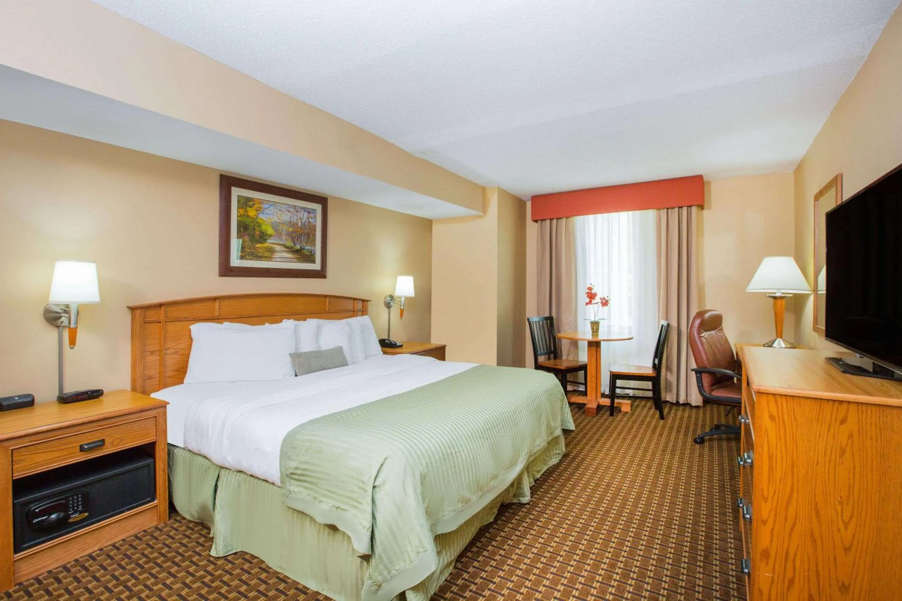 Photo of the whole room, Bed in Ramada by Wyndham Des Moines Tropics Resort & Conference Ctr
