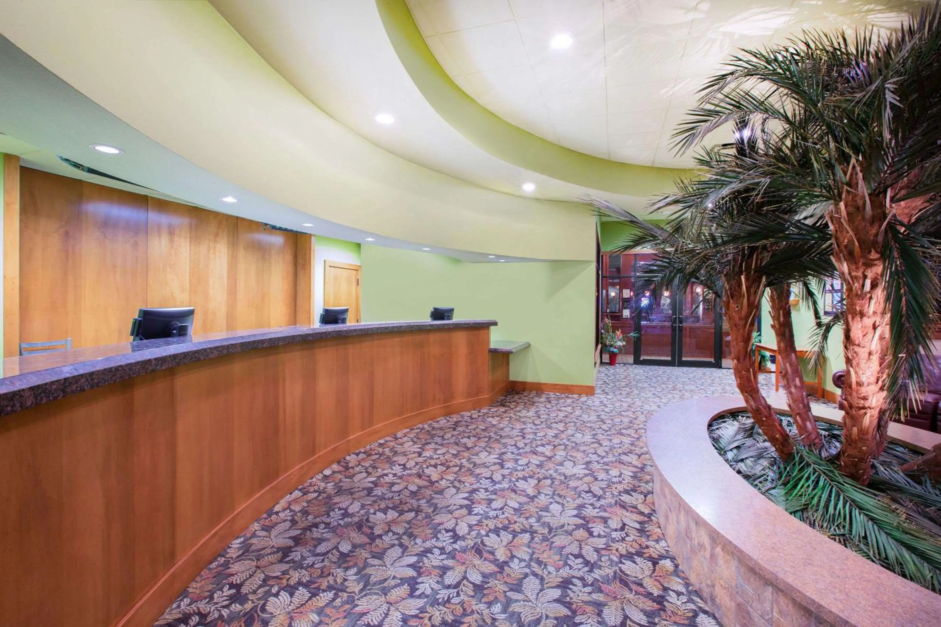 Lobby or reception in Ramada by Wyndham Des Moines Tropics Resort & Conference Ctr