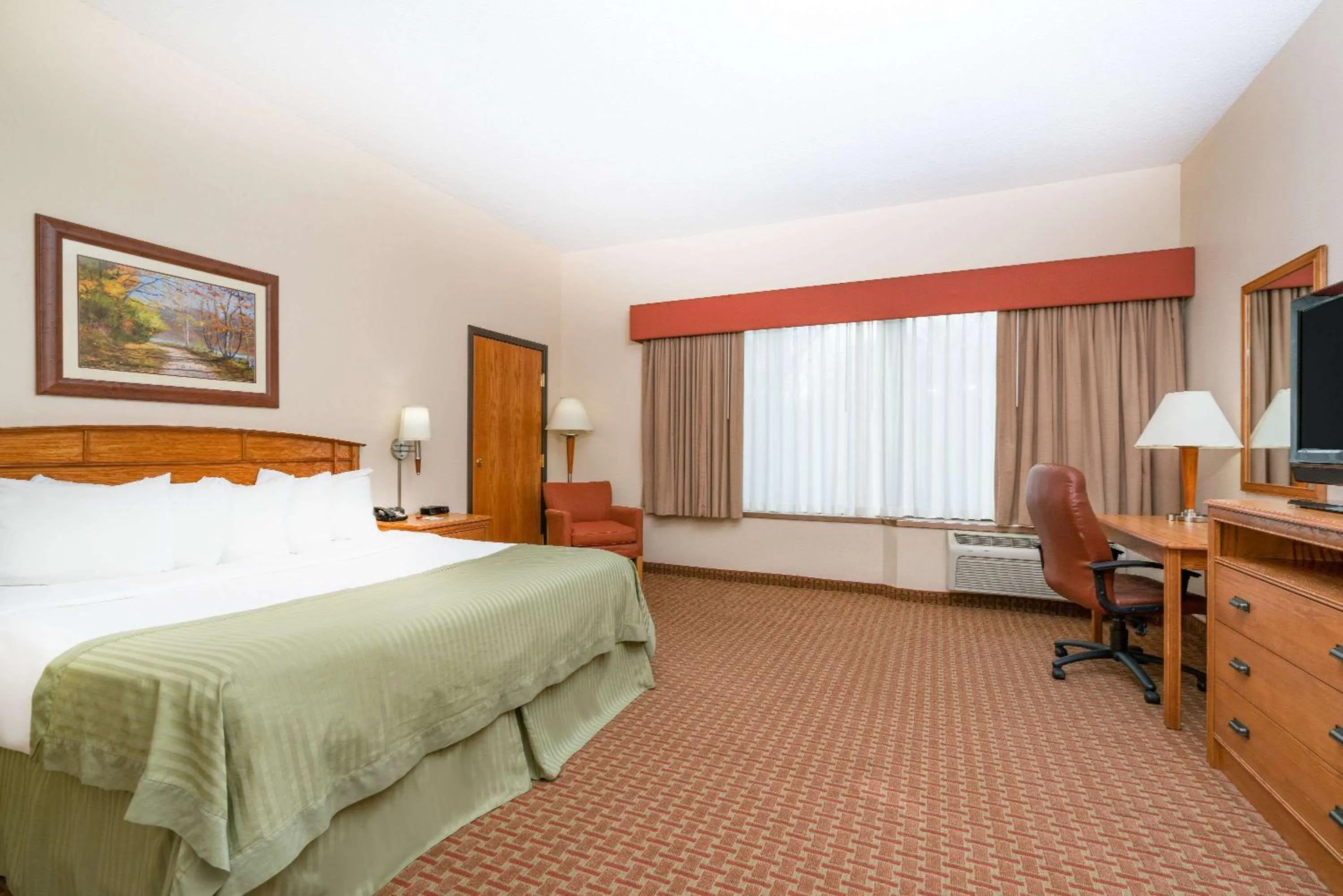 Photo of the whole room, Bed in Ramada by Wyndham Des Moines Tropics Resort & Conference Ctr