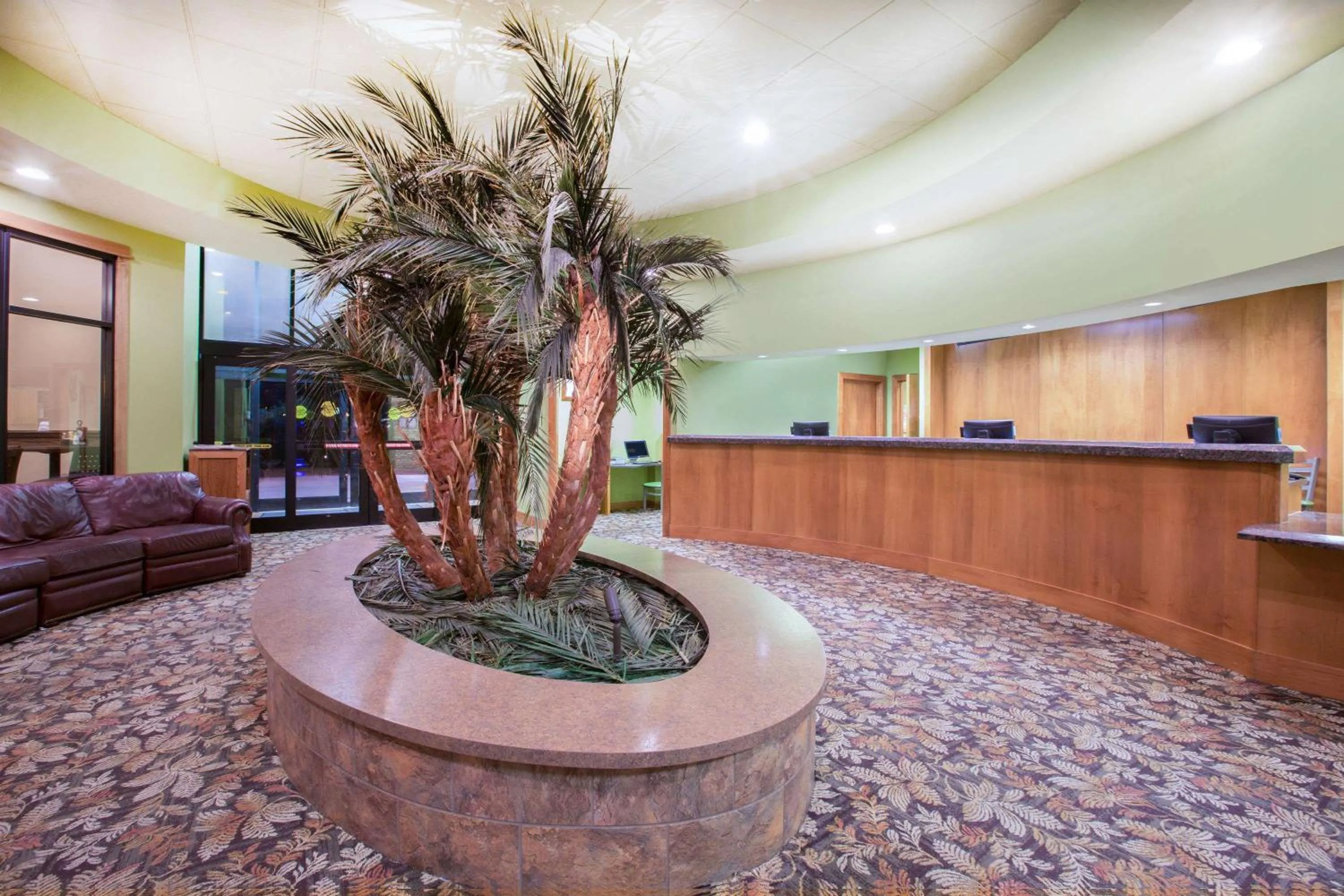 Lobby or reception in Ramada by Wyndham Des Moines Tropics Resort & Conference Ctr