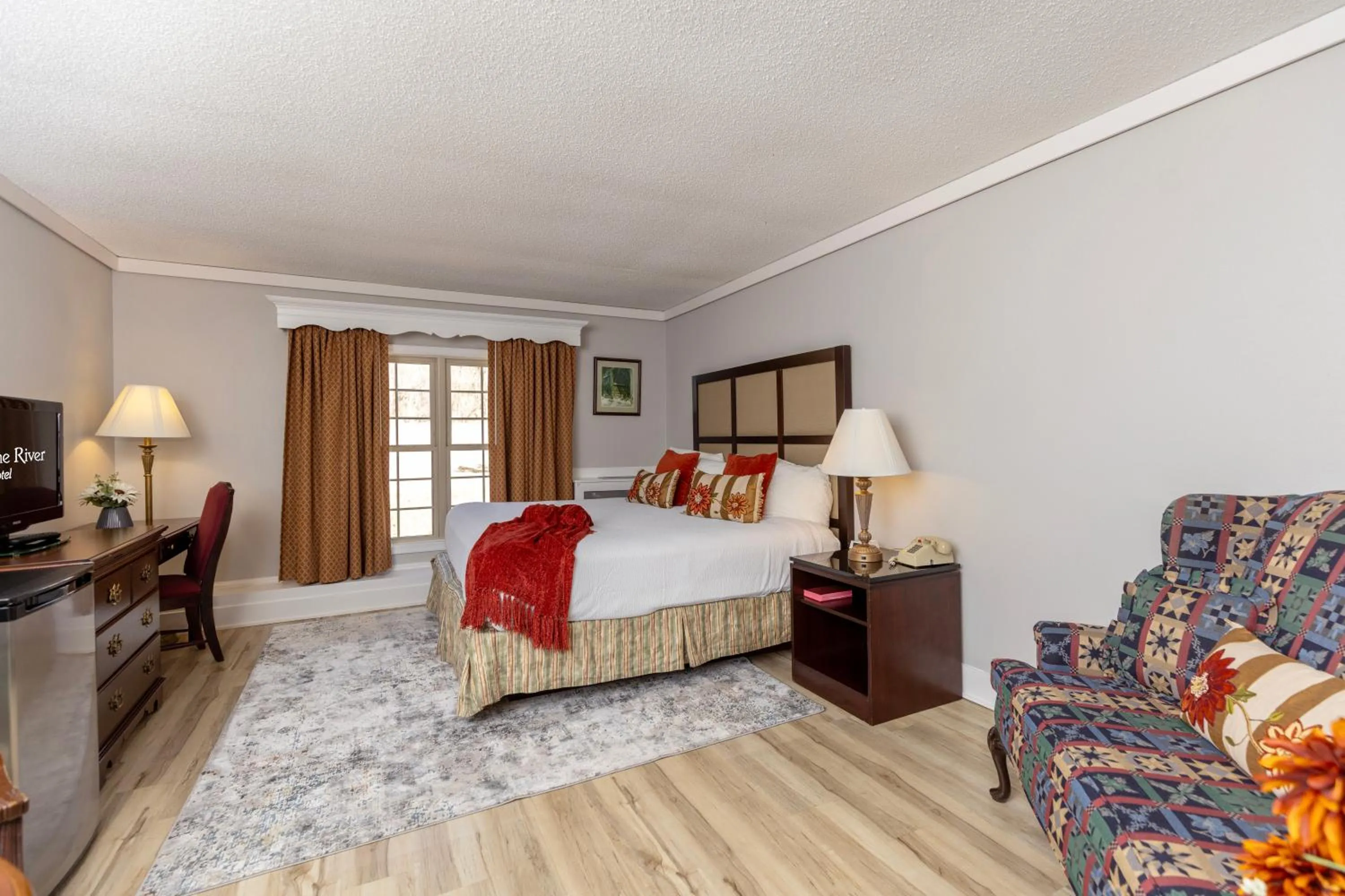 Photo of the whole room, Bed in Brandywine River Hotel