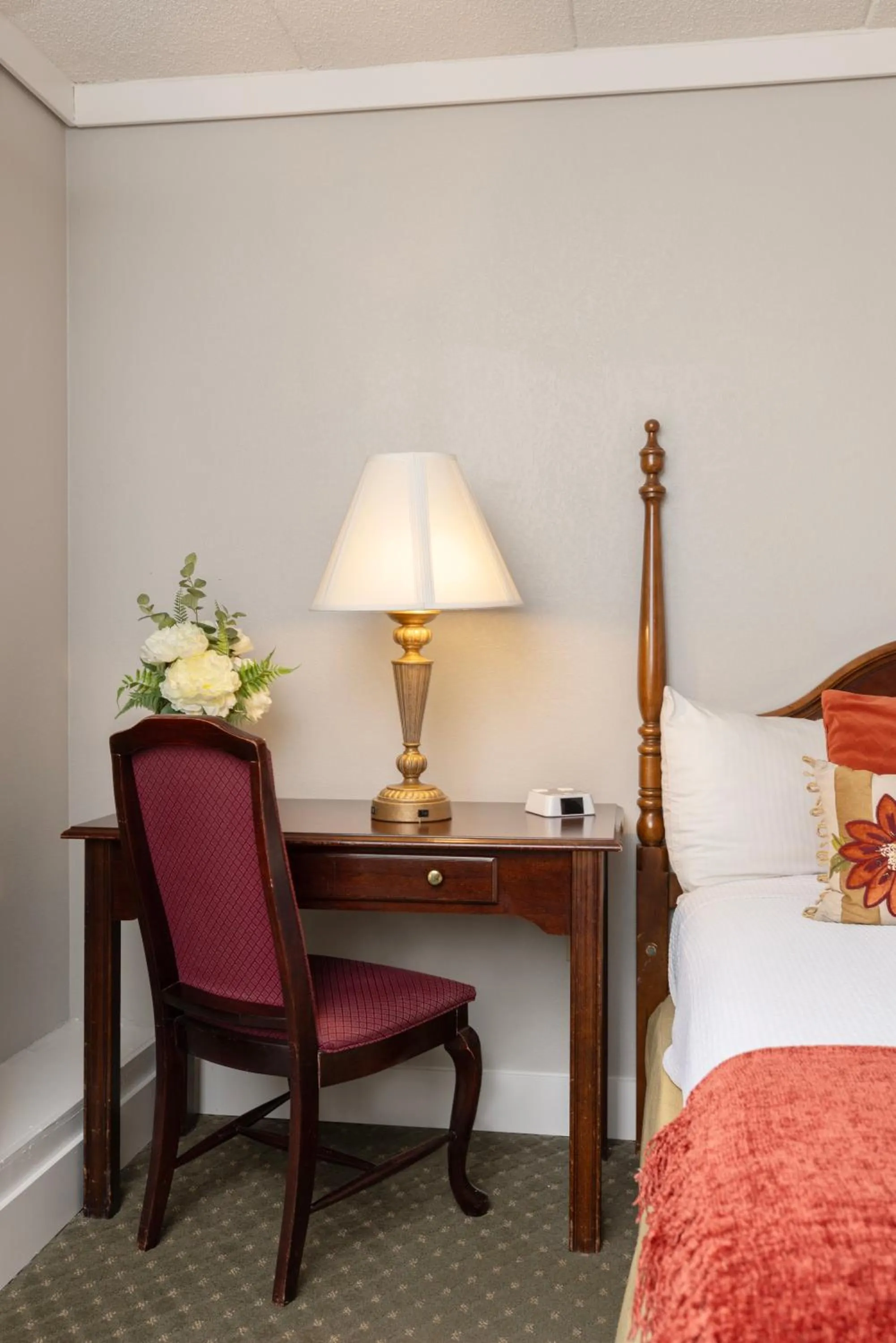 Seating area, Bed in Brandywine River Hotel