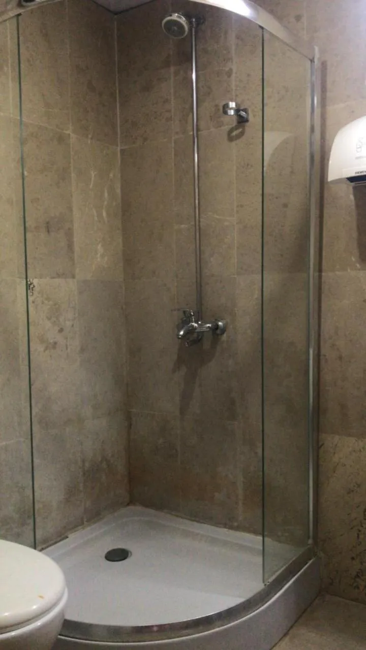Shower in Hotel Vista Inn DHA