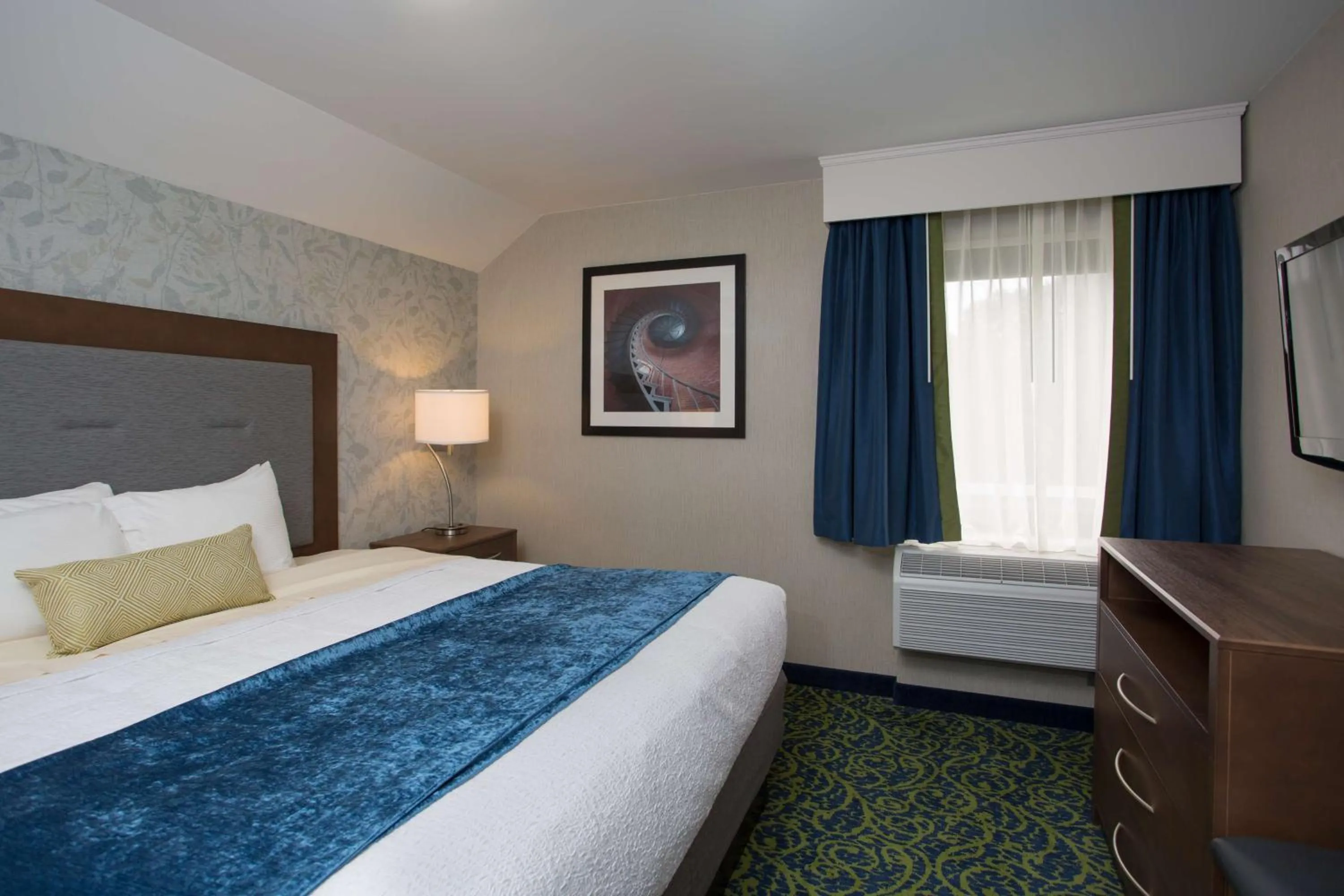 Photo of the whole room, Bed in Best Western Plus Portsmouth Hotel & Suites