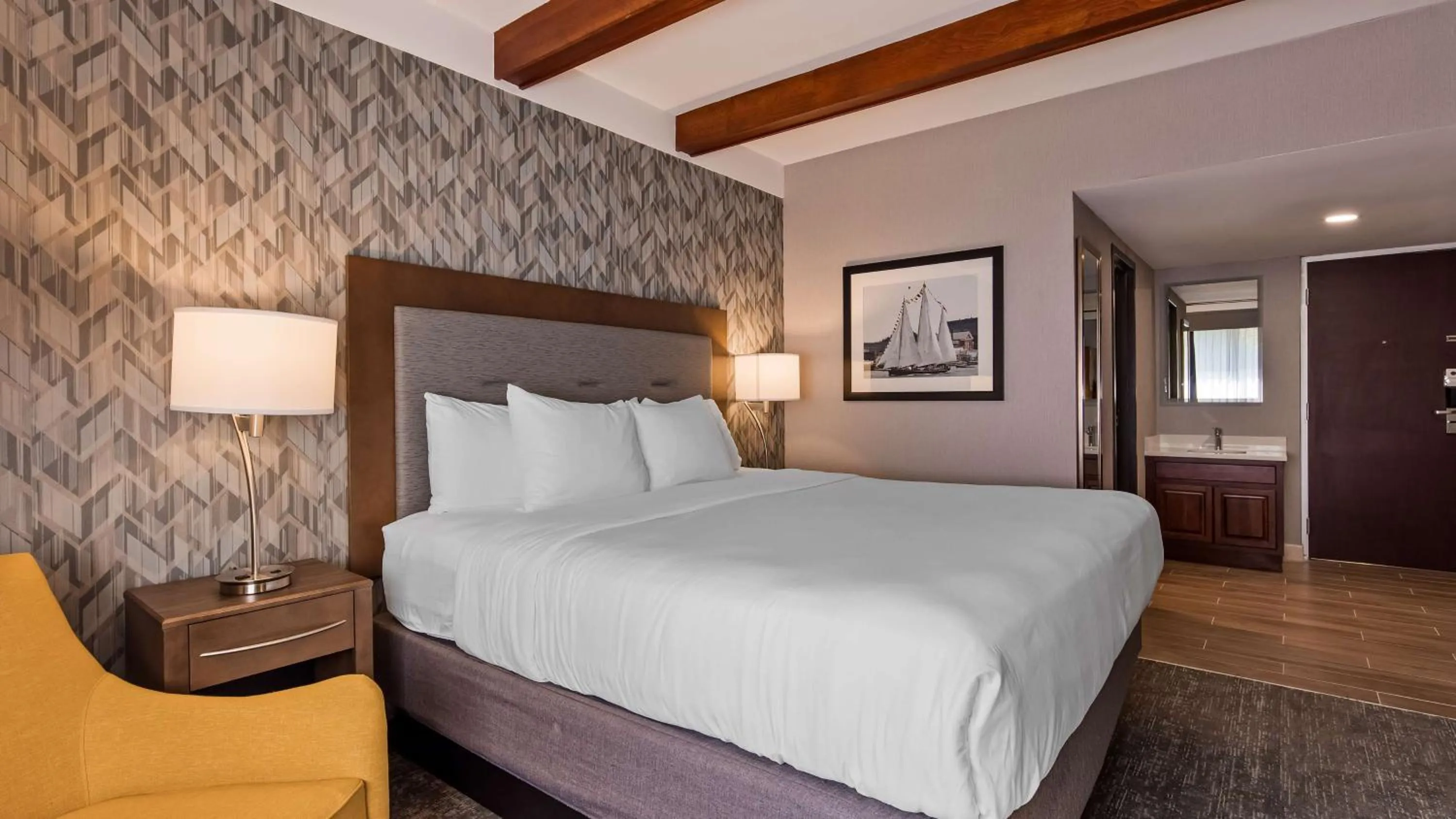 Photo of the whole room, Bed in Best Western Plus Portsmouth Hotel & Suites