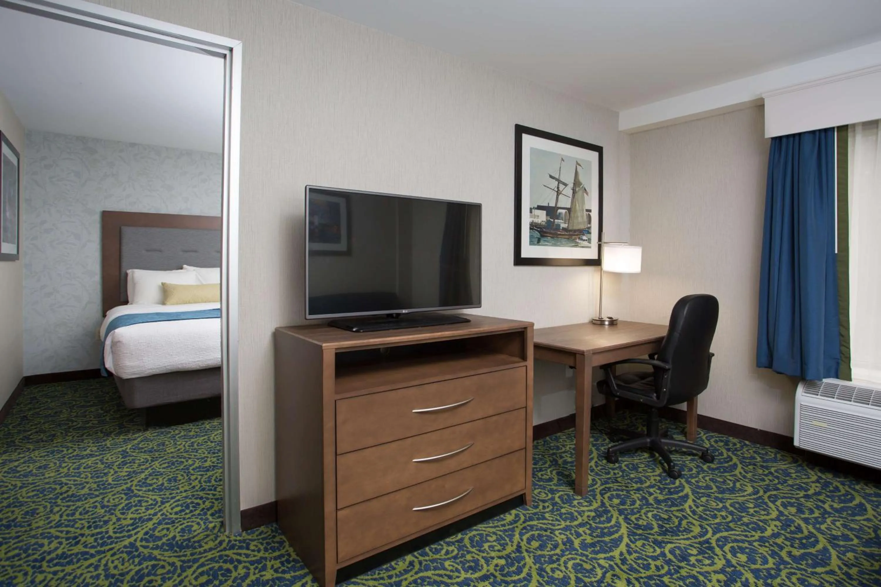 Living room, Bed in Best Western Plus Portsmouth Hotel & Suites