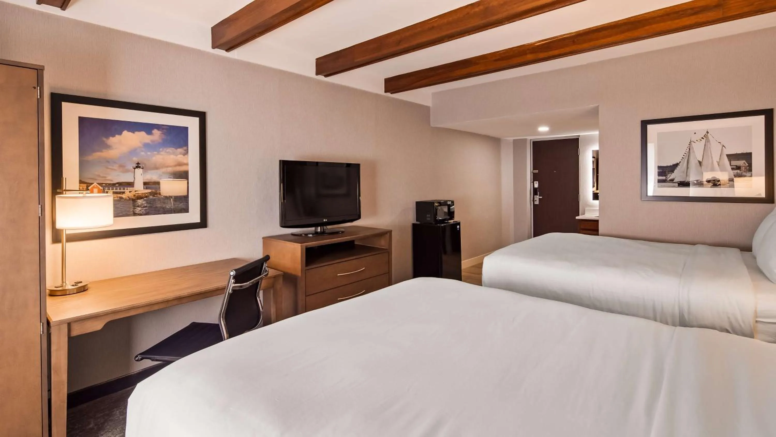 Photo of the whole room, Bed in Best Western Plus Portsmouth Hotel & Suites