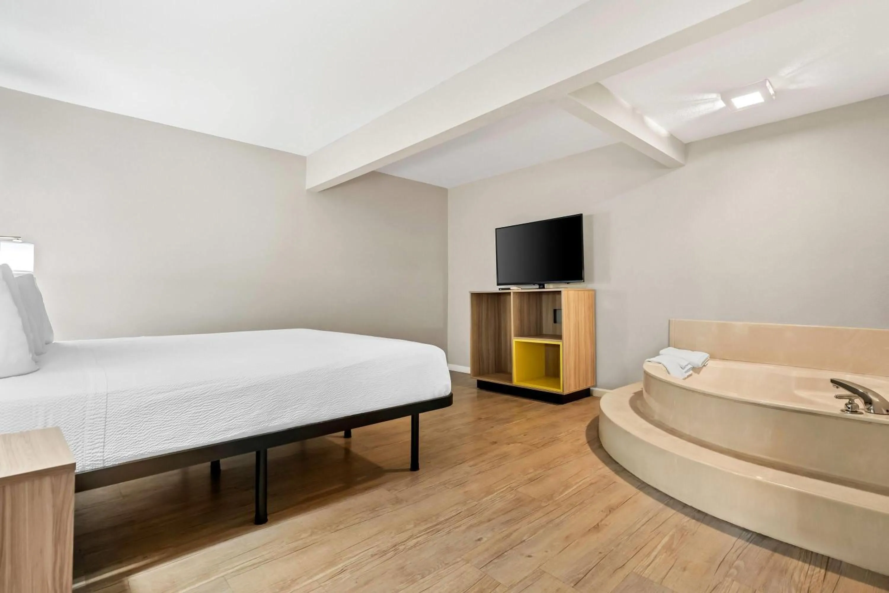 Photo of the whole room, Bed in Days Inn by Wyndham Nacogdoches/SFA University/Downtown